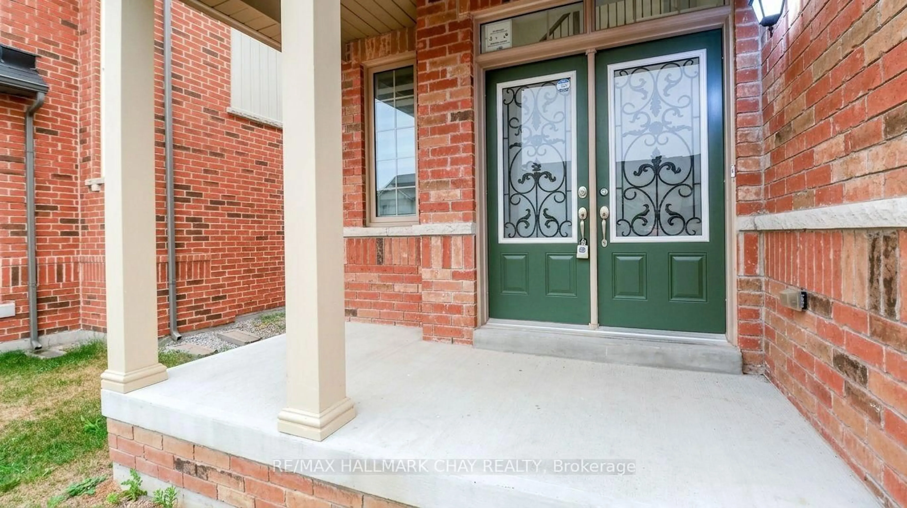Indoor entryway for 142 Gold Park Gate, Essa Ontario L3W 0B4