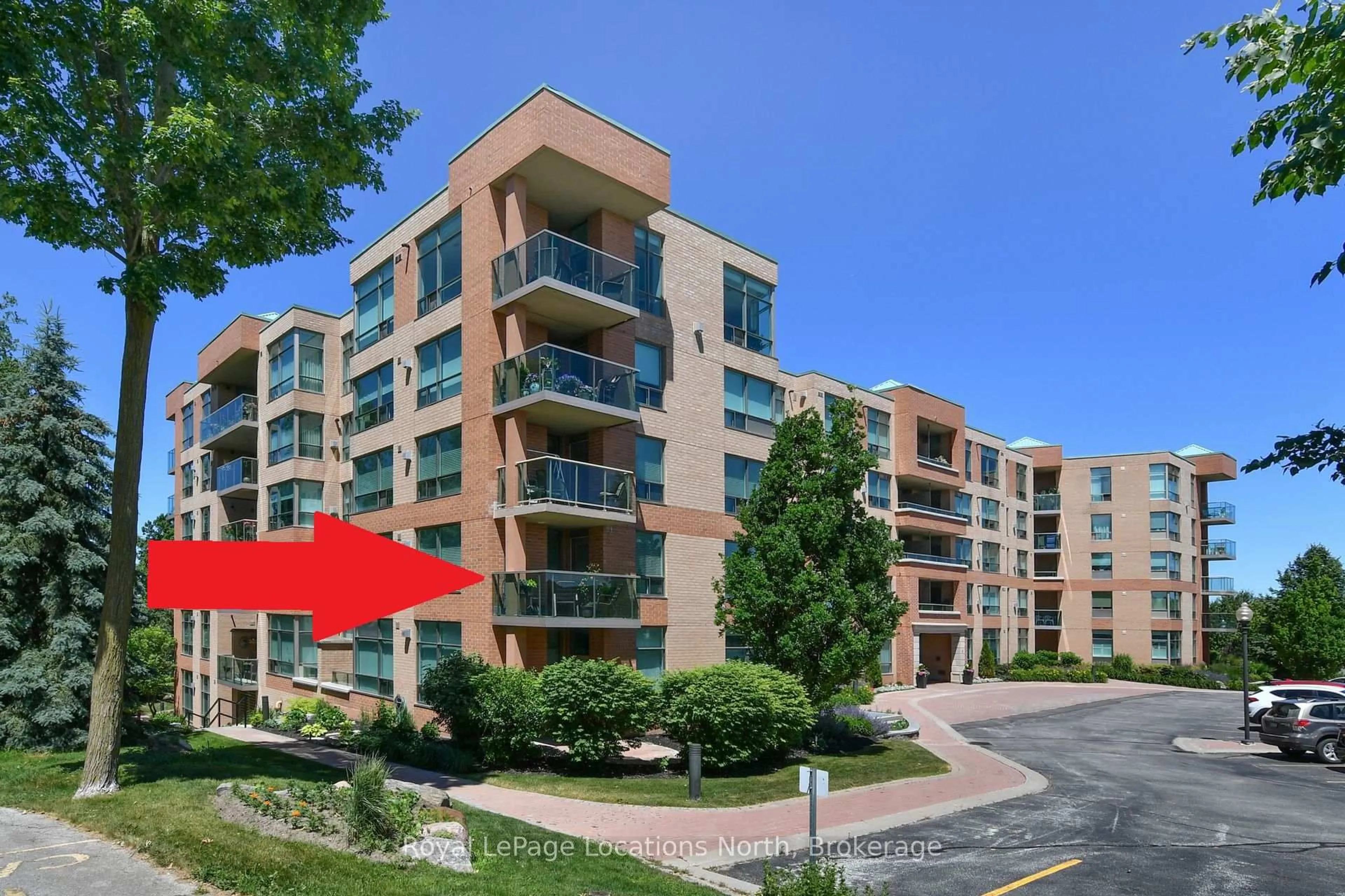 A pic from outside/outdoor area/front of a property/back of a property/a pic from drone, unknown for 4 Briar Hill Hts #213, New Tecumseth Ontario L9R 1Z7