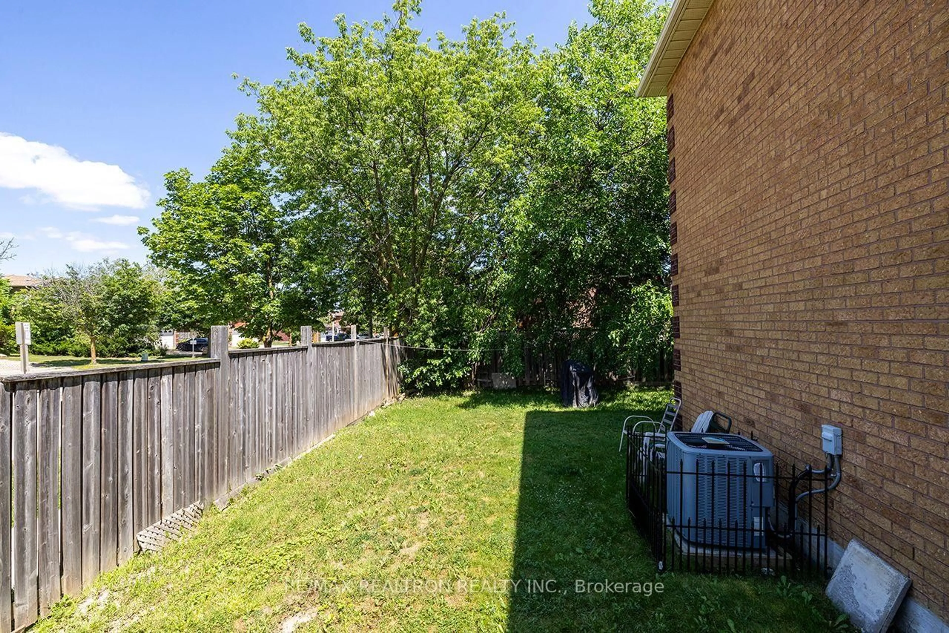 A pic from outside/outdoor area/front of a property/back of a property/a pic from drone, unknown for 93 Yorkland St, Richmond Hill Ontario L4C 9Z5