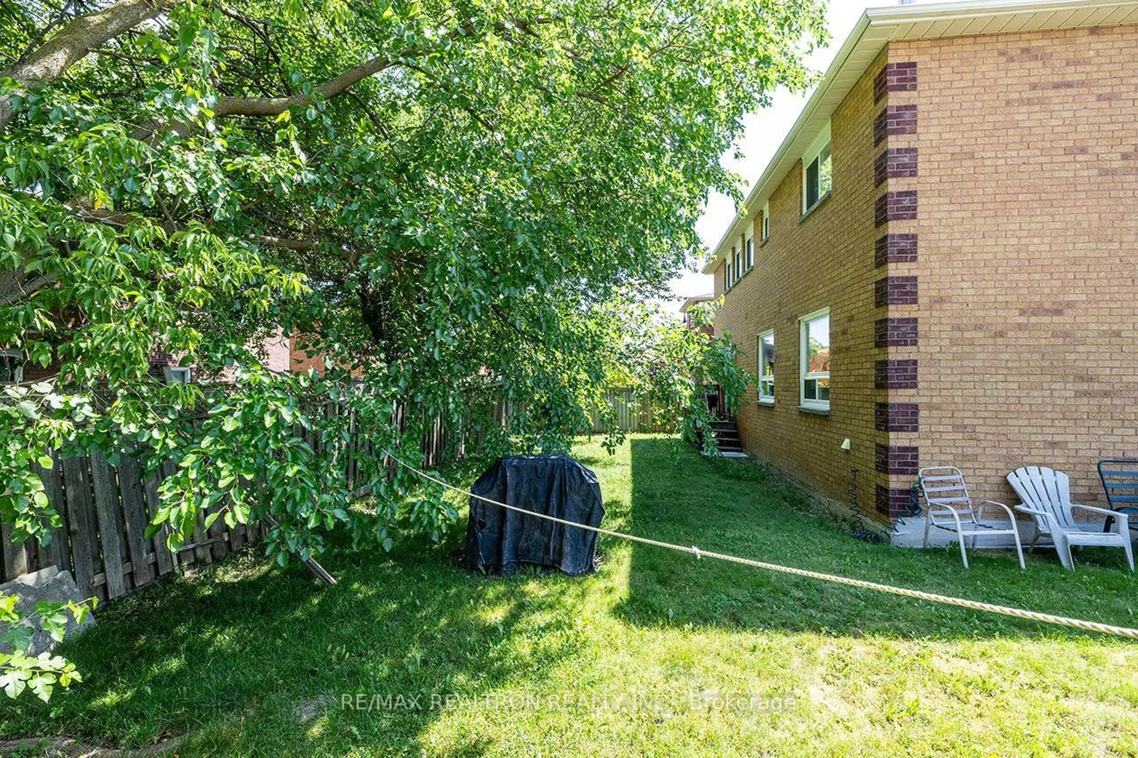 Patio, street for 93 Yorkland St, Richmond Hill Ontario L4C 9Z5