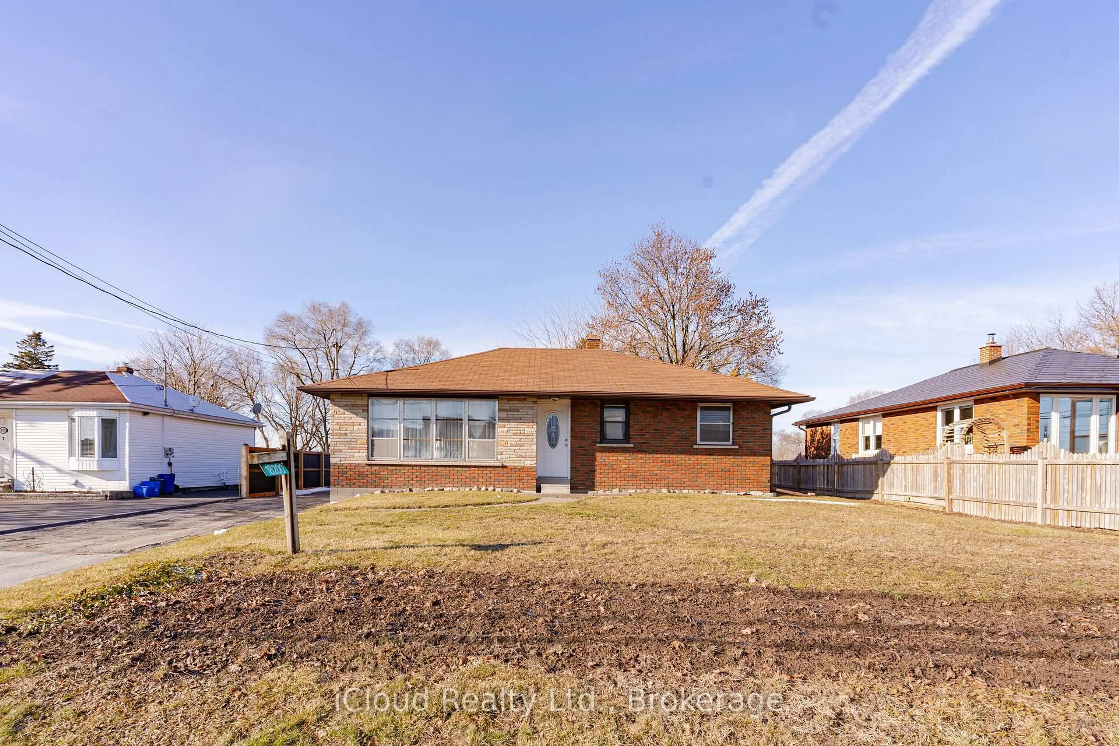A pic from outside/outdoor area/front of a property/back of a property/a pic from drone, street for 18200 Leslie St, East Gwillimbury Ontario L9N 0M5
