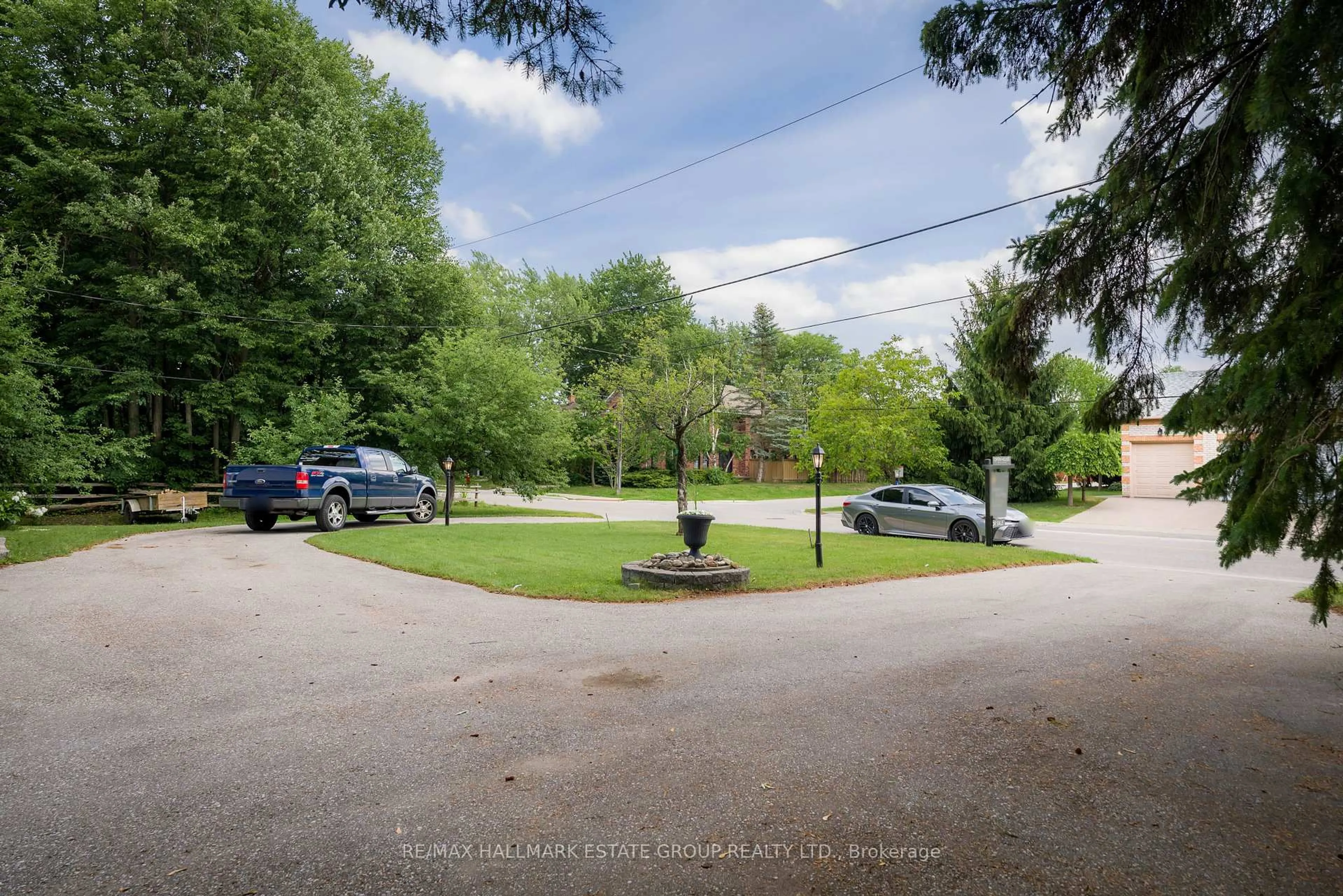 A pic from outside/outdoor area/front of a property/back of a property/a pic from drone, unknown for 88 Lakeland Cres, Richmond Hill Ontario L4E 2Z9