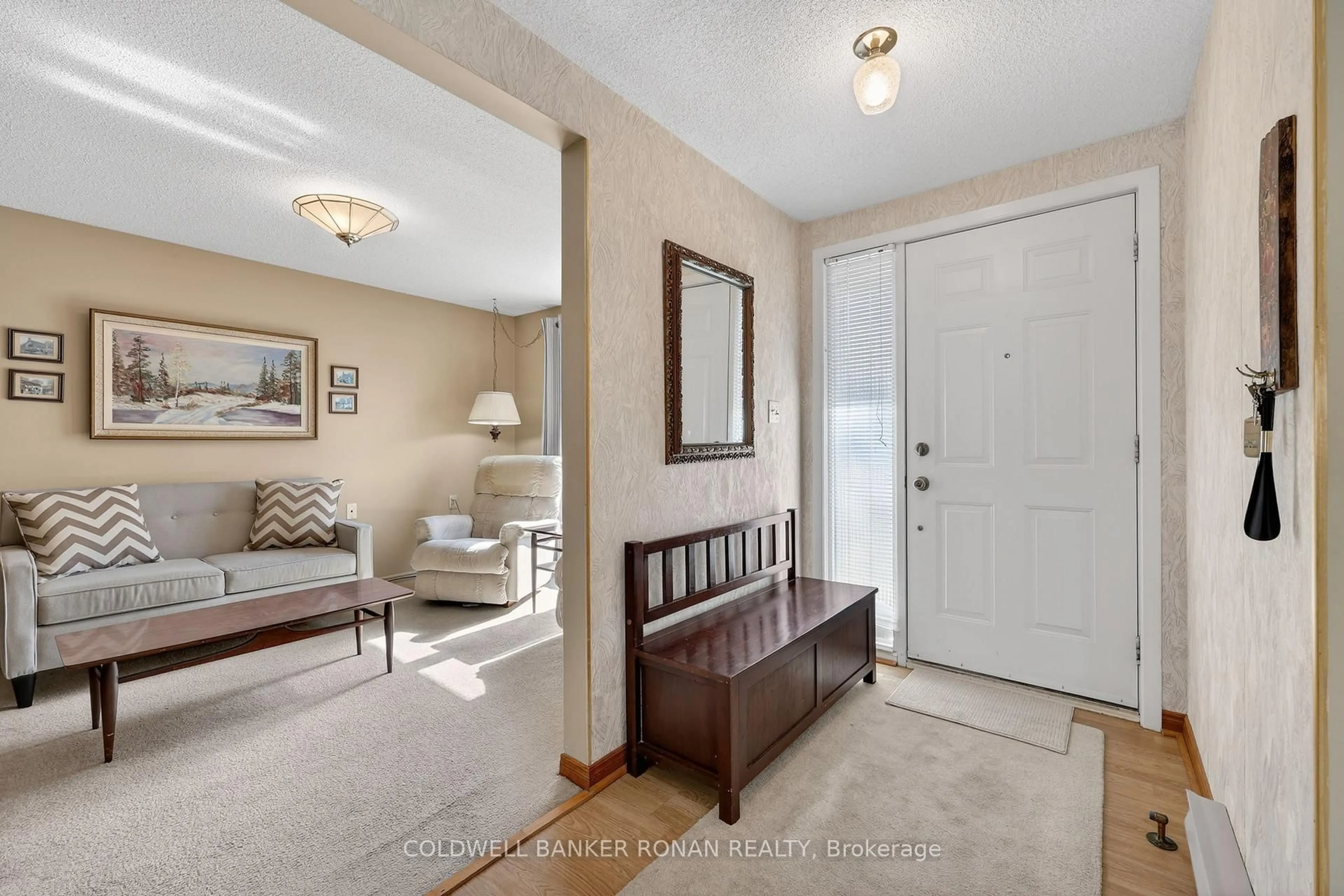 Indoor entryway for 4 Tecumseth Pines Dr, New Tecumseth Ontario L0G 1W0