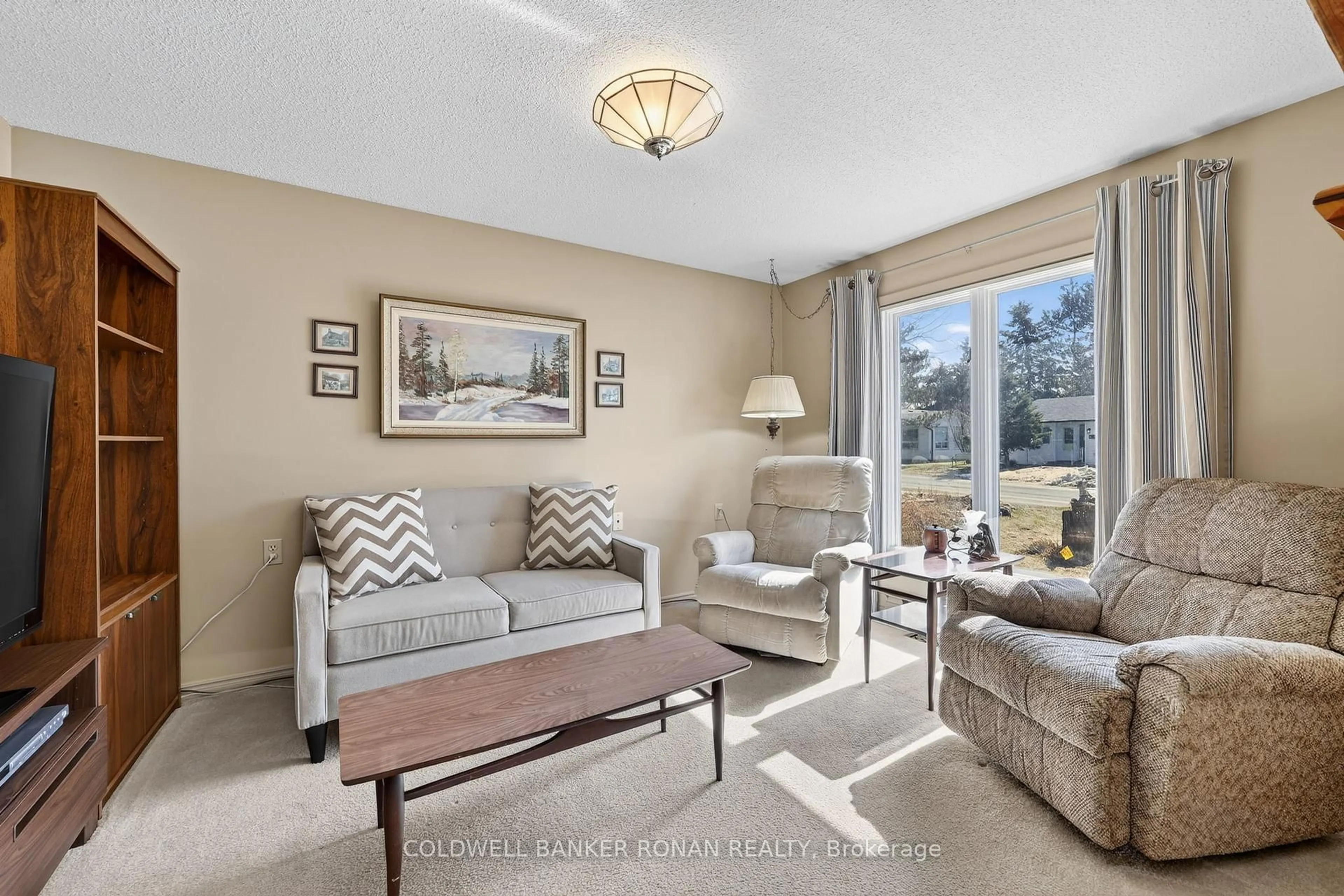Living room with furniture, unknown for 4 Tecumseth Pines Dr, New Tecumseth Ontario L0G 1W0