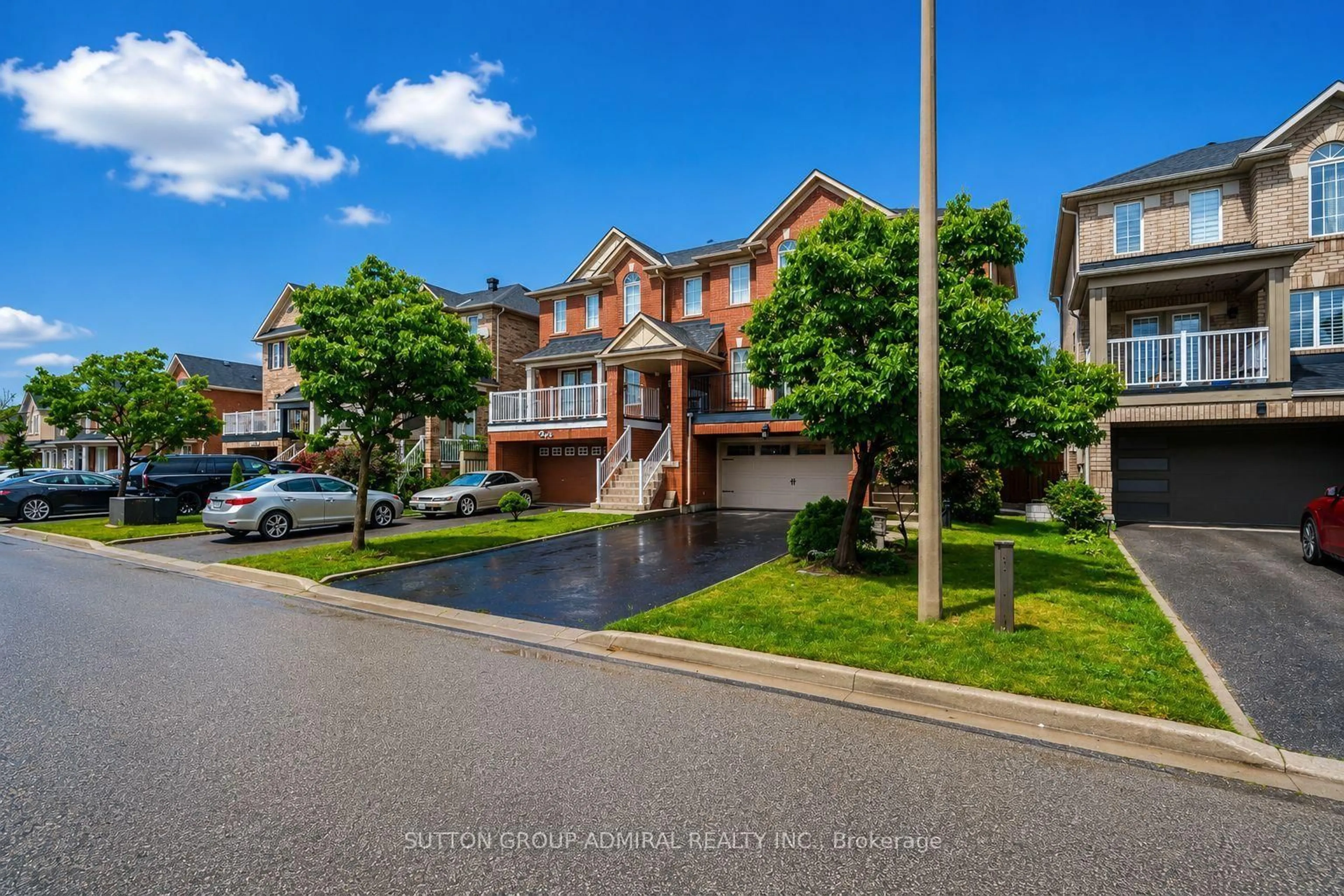 A pic from outside/outdoor area/front of a property/back of a property/a pic from drone, street for 43 Mainland Cres, Vaughan Ontario L6A 3G4