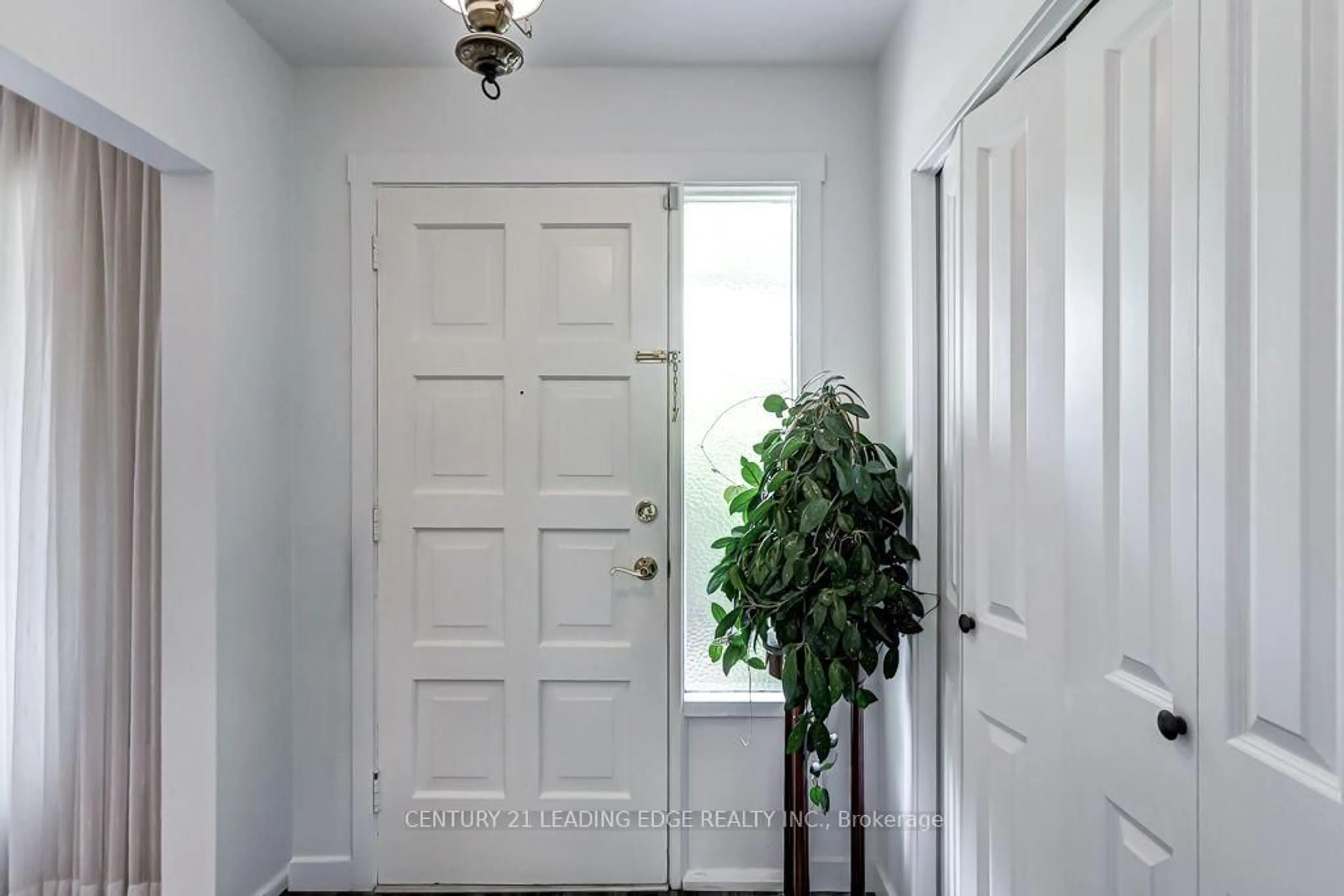Indoor entryway for 107 Drakefield Rd, Markham Ontario L3P 1G9