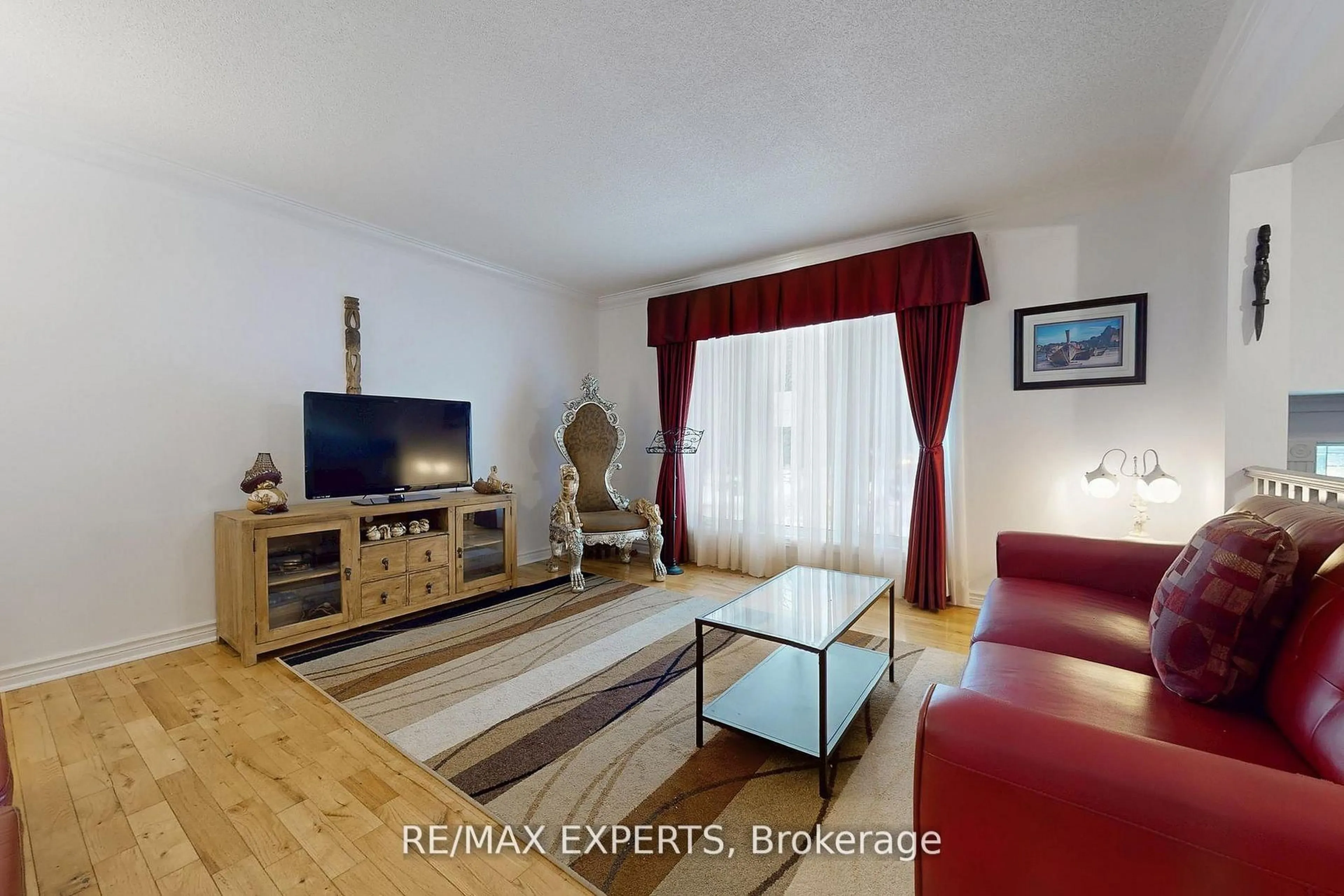 Living room with furniture, wood/laminate floor for 3180 Fleming Blvd, Innisfil Ontario L9S 2Z1
