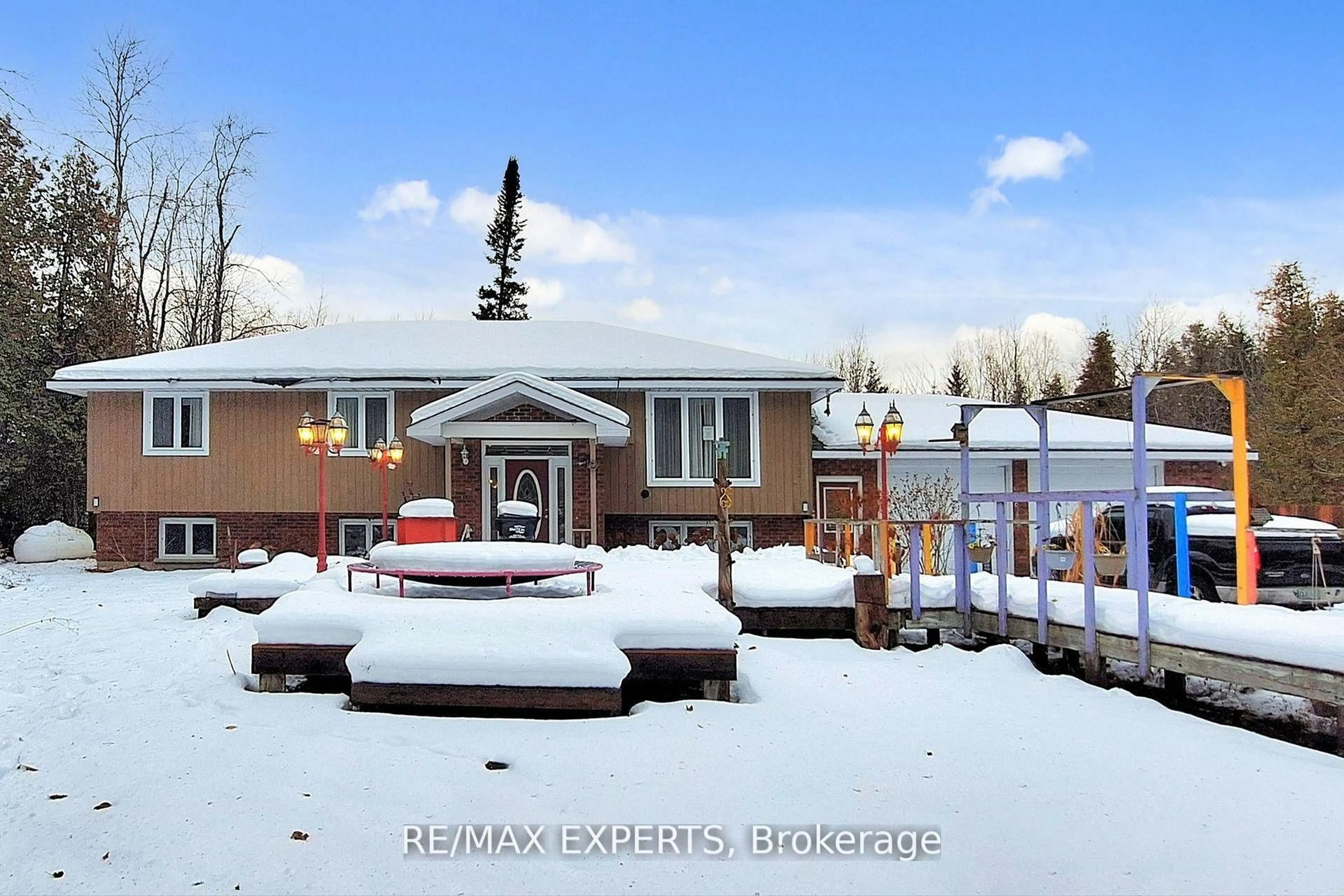 A pic from outside/outdoor area/front of a property/back of a property/a pic from drone, mountain view for 3180 Fleming Blvd, Innisfil Ontario L9S 2Z1