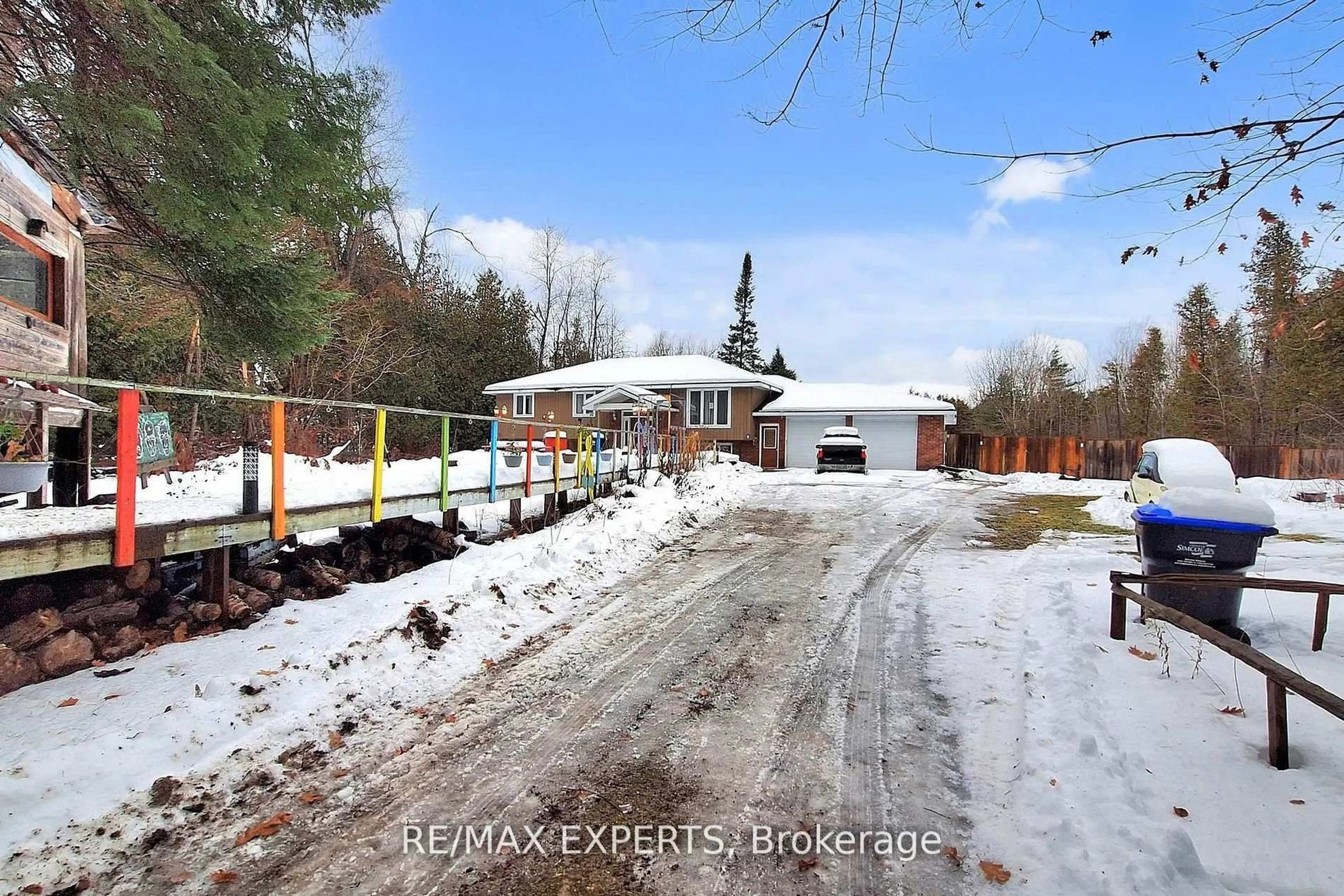 A pic from outside/outdoor area/front of a property/back of a property/a pic from drone, street for 3180 Fleming Blvd, Innisfil Ontario L9S 2Z1