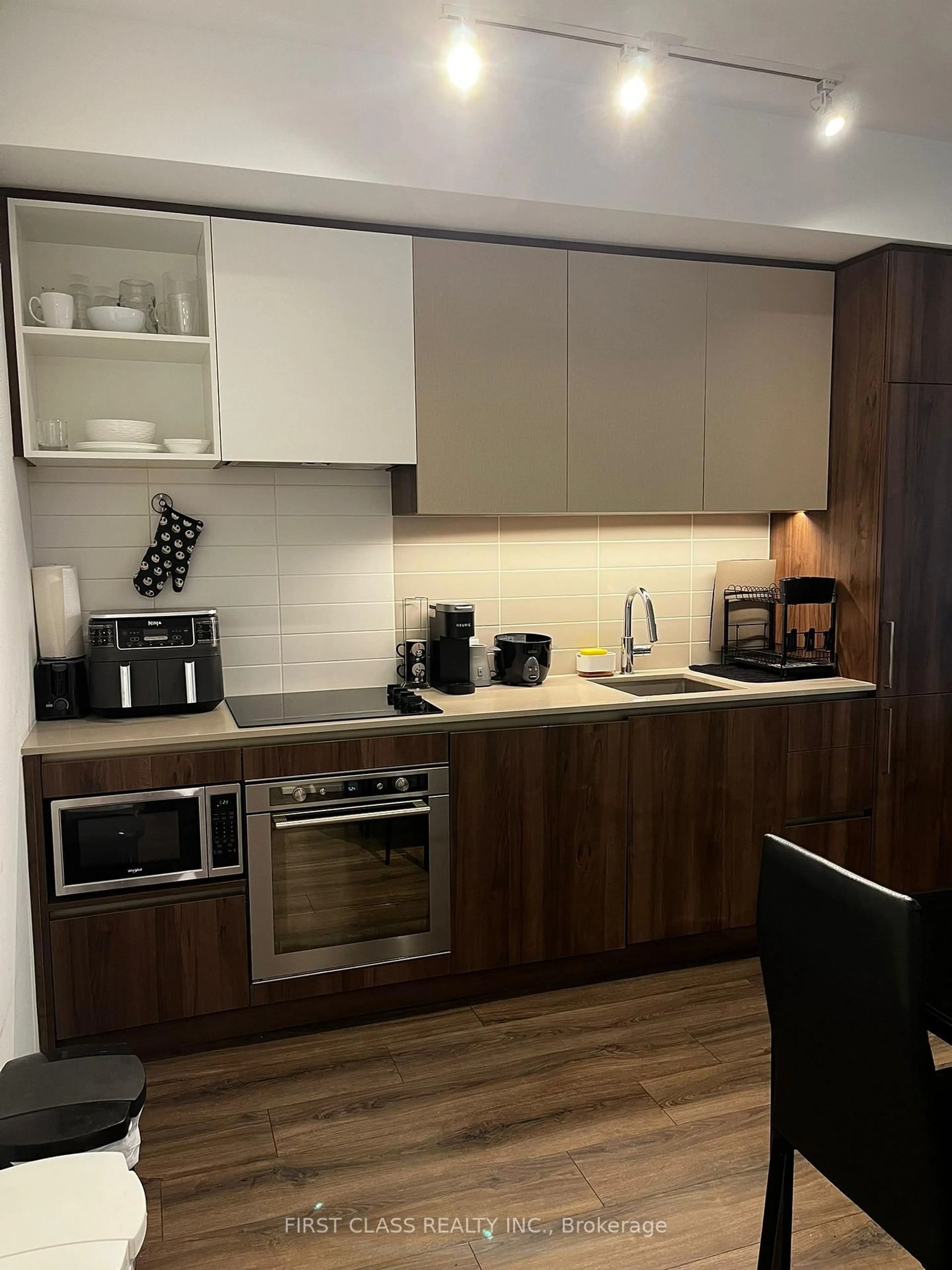 Standard kitchen, wood/laminate floor for 7890 Jane St #2111, Vaughan Ontario L4K 0K9