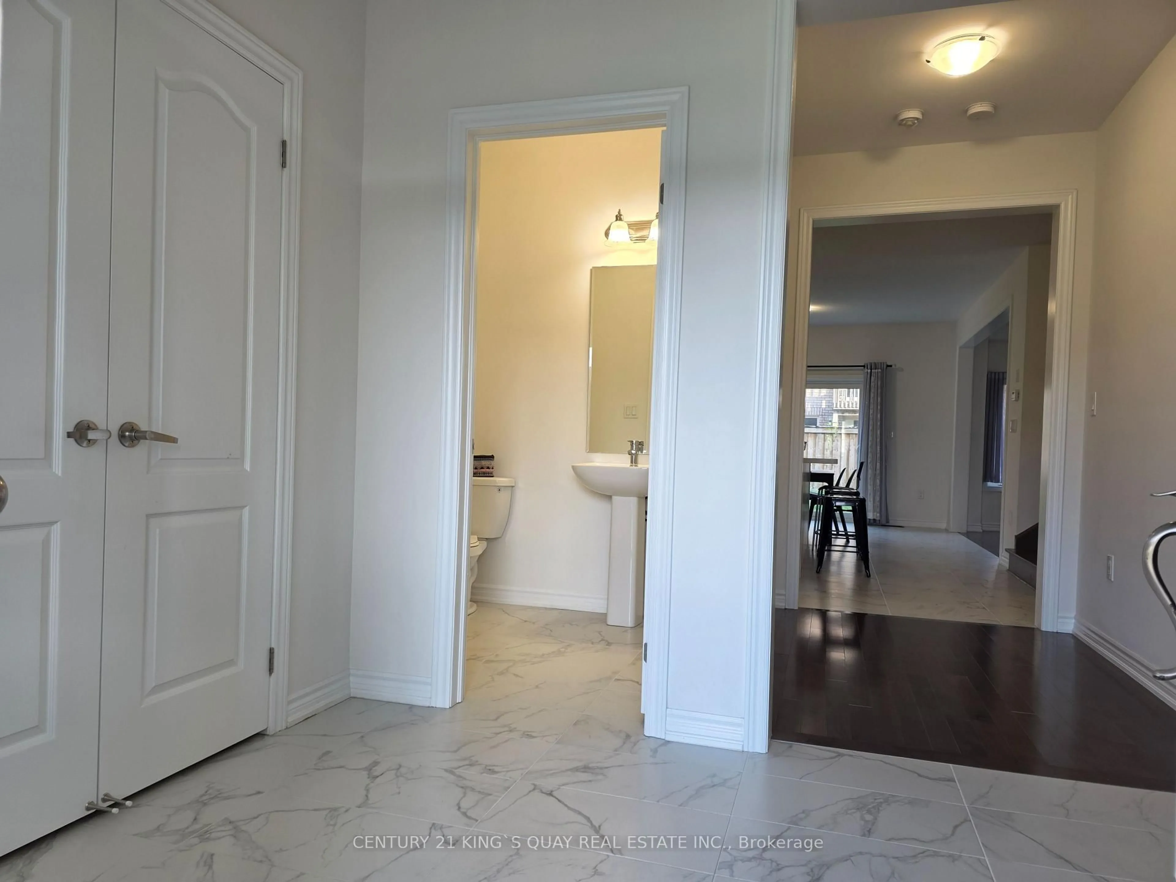 Indoor foyer for 37 Pietrowski Dr, Georgina Ontario L4P 0K2