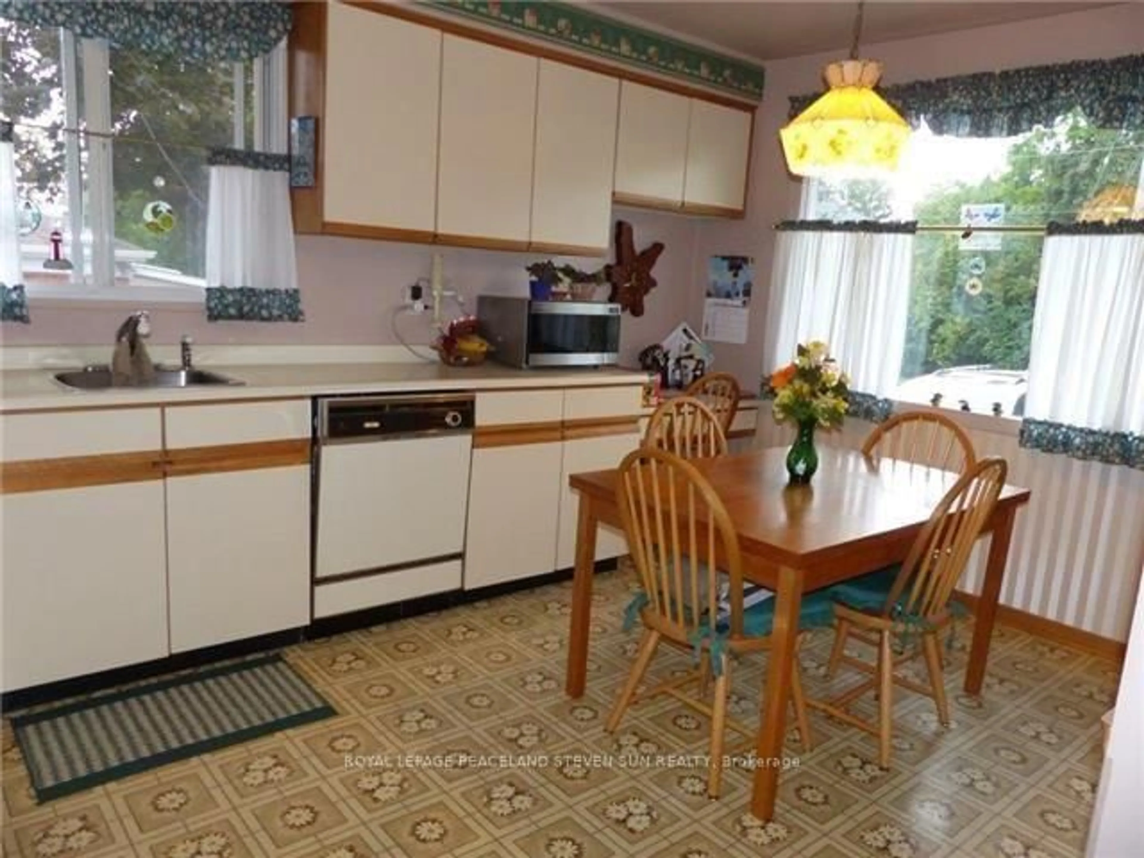 Standard kitchen, ceramic/tile floor for 34 Morgan Ave, Markham Ontario L3T 1R2