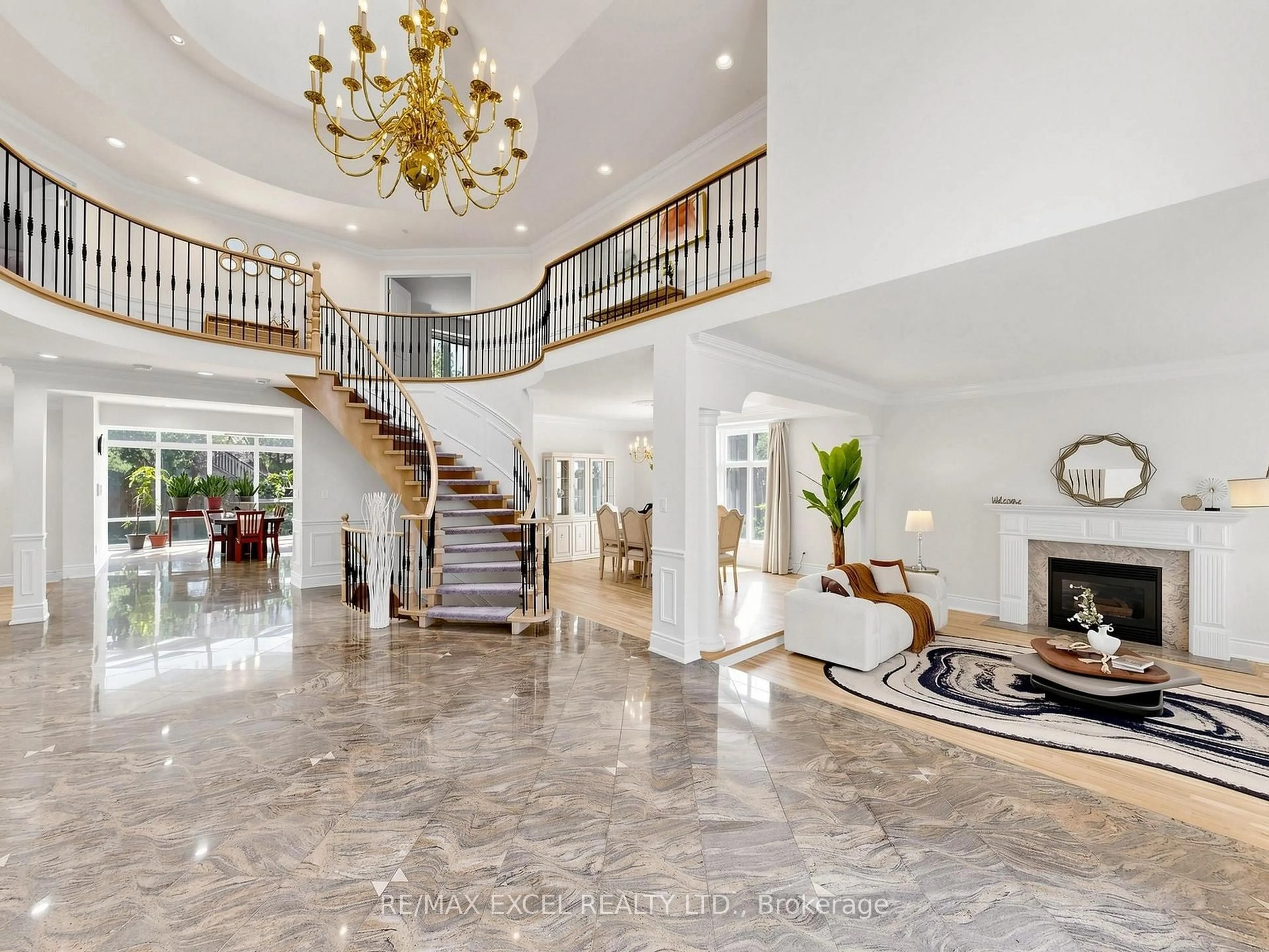 Indoor foyer for 16 Frybrook Cres, Richmond Hill Ontario L4B 4B8