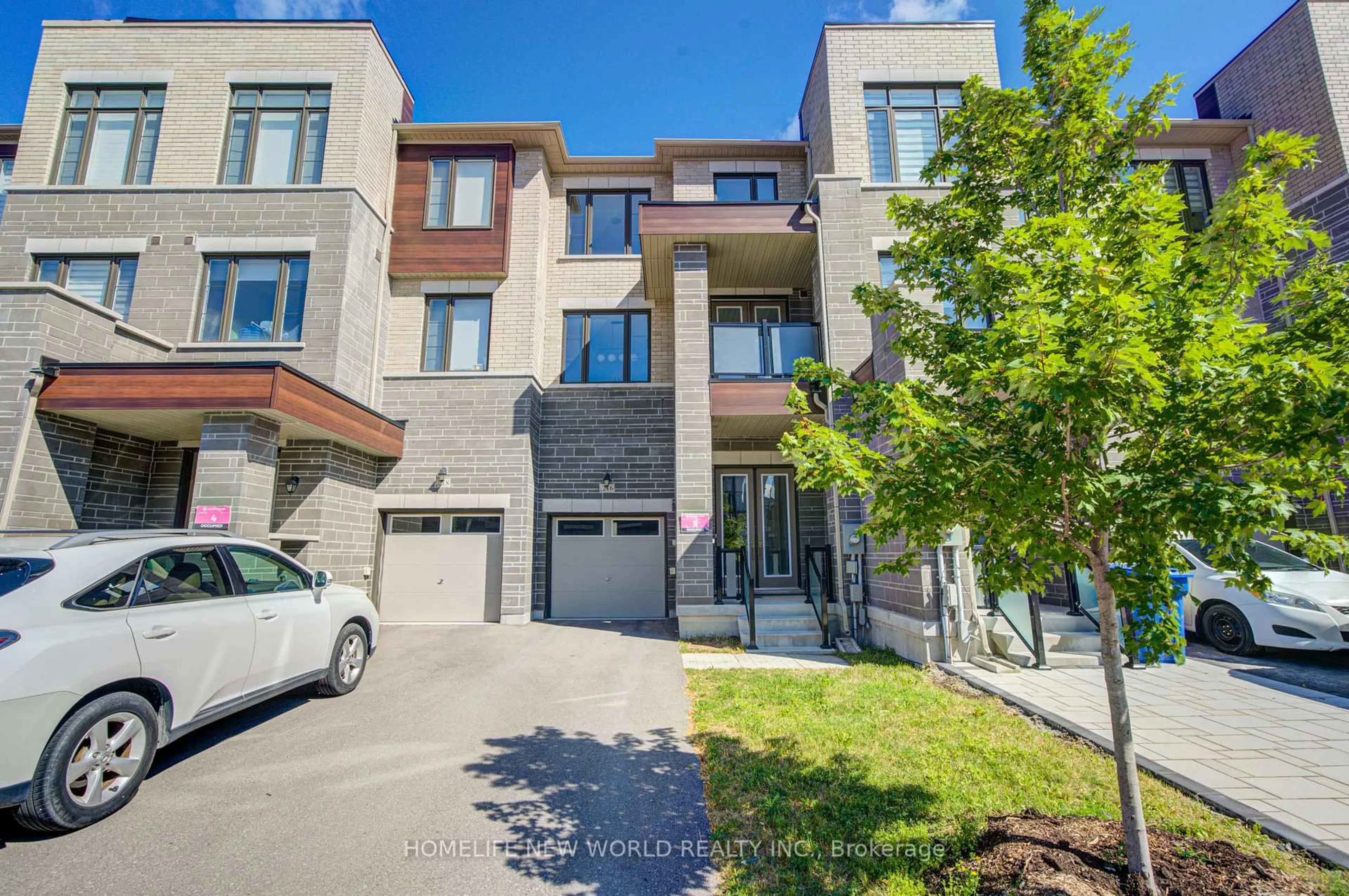 A pic from outside/outdoor area/front of a property/back of a property/a pic from drone, street for 216 Vermont Ave, Newmarket Ontario L3X 2Y8