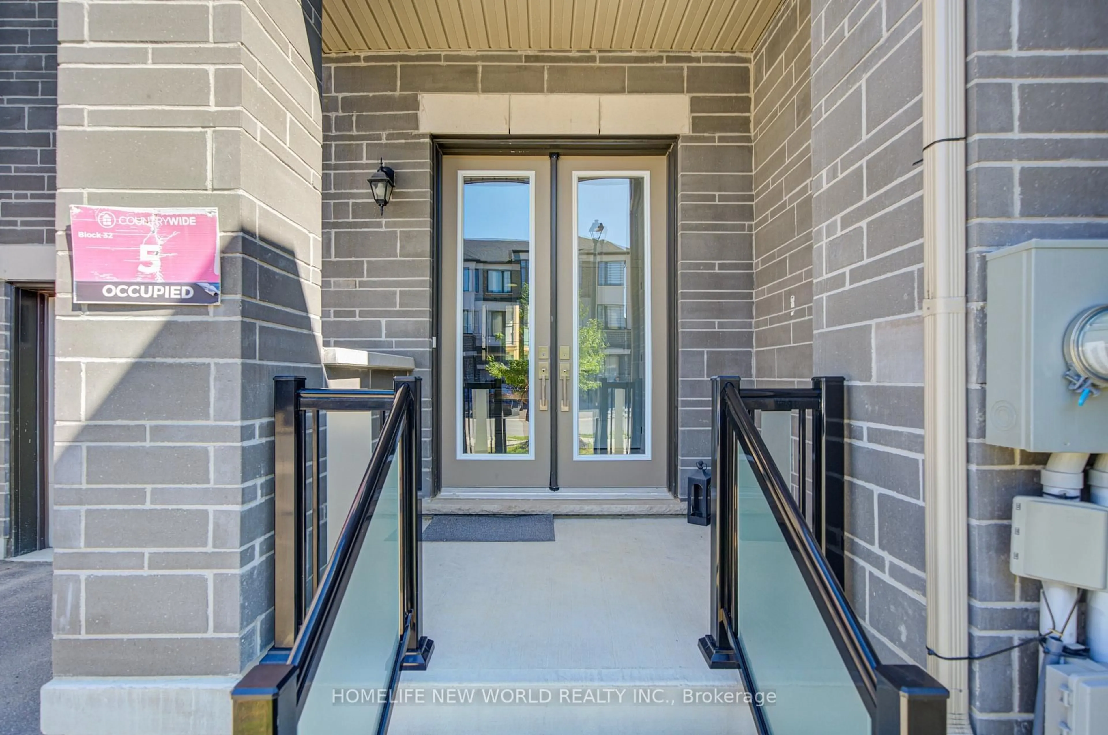 Indoor entryway for 216 Vermont Ave, Newmarket Ontario L3X 2Y8
