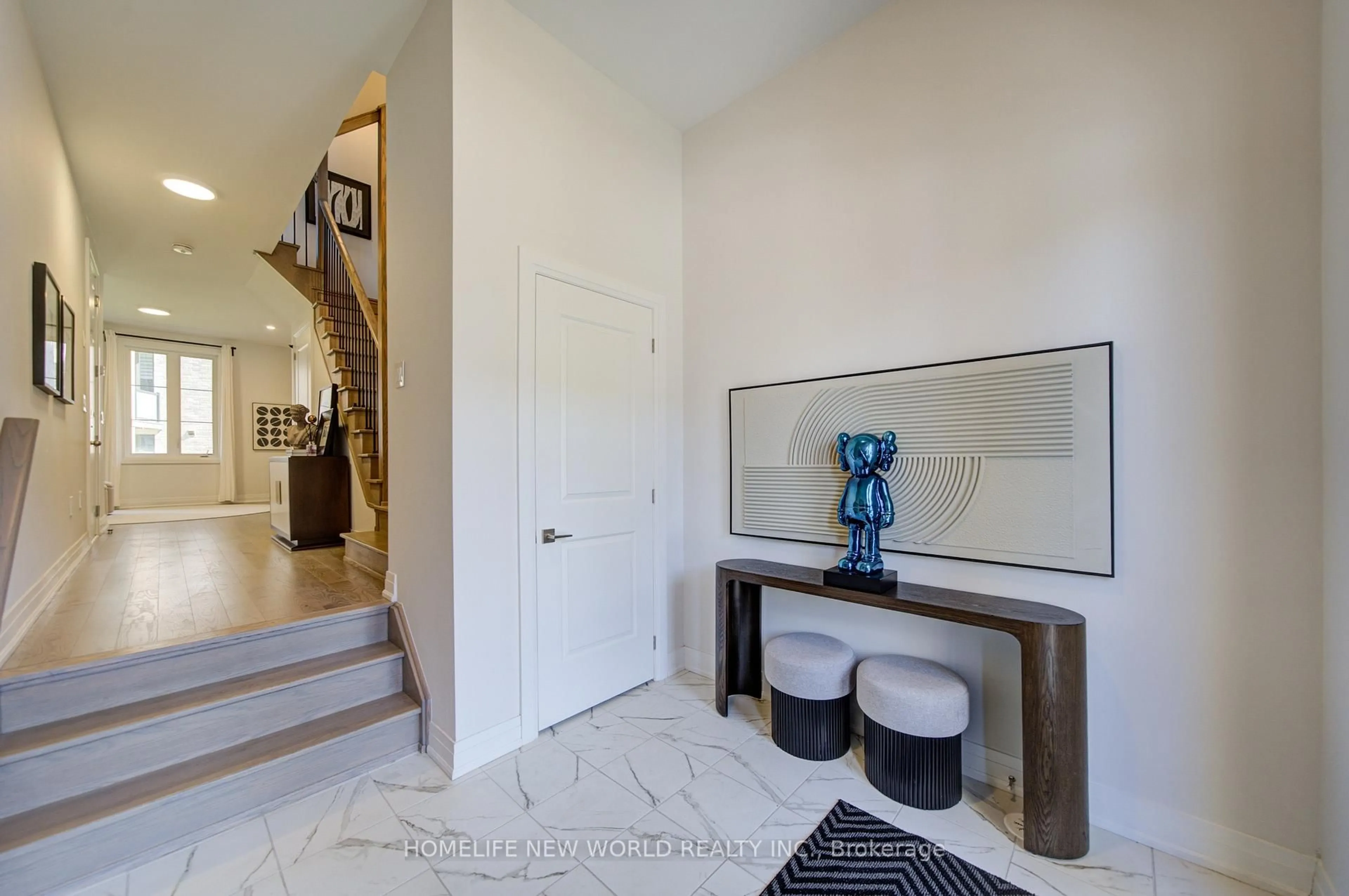 Indoor entryway for 216 Vermont Ave, Newmarket Ontario L3X 2Y8