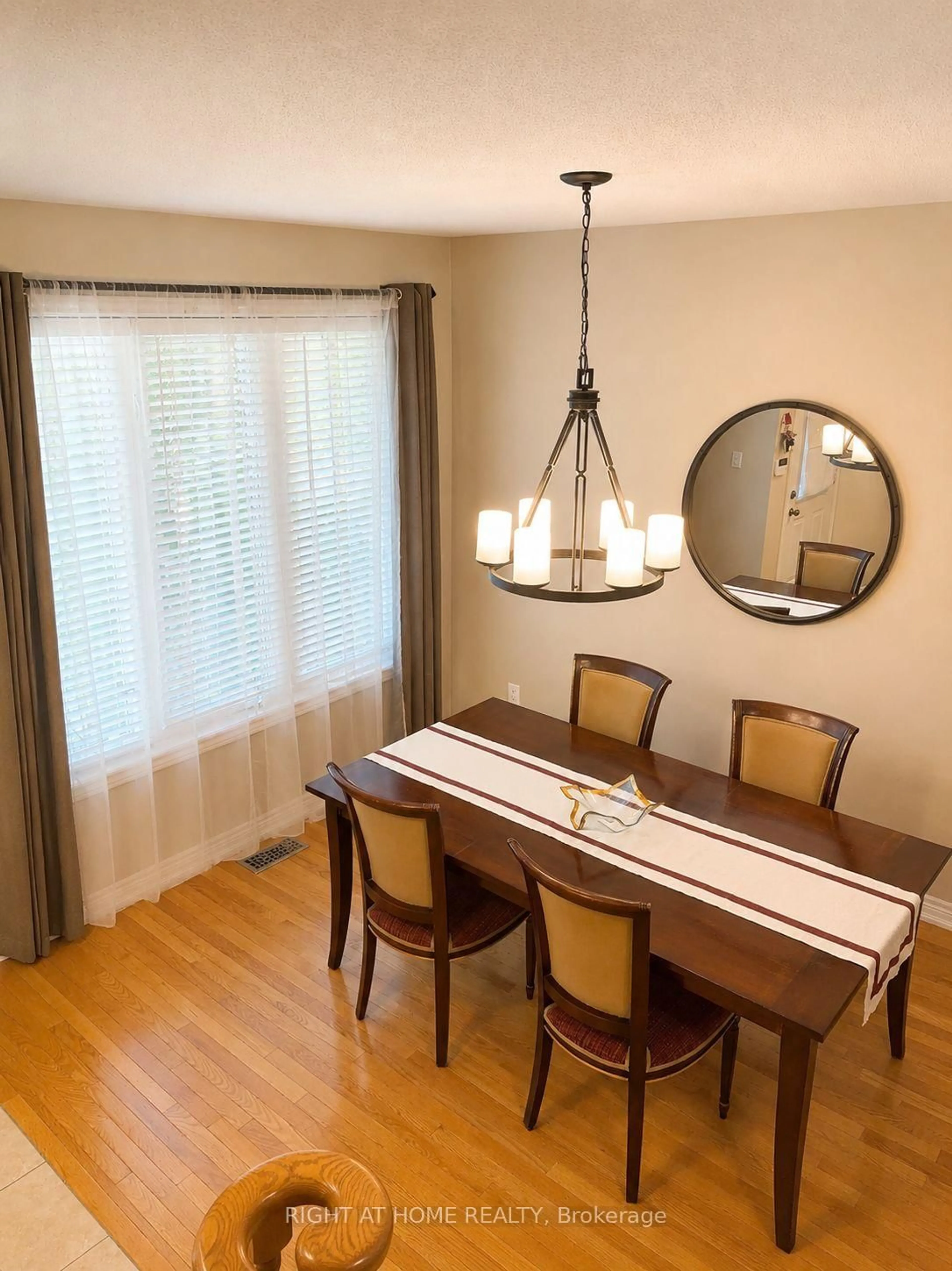 Dining room, wood/laminate floor for 39 Pexton Ave, Richmond Hill Ontario L4E 4Y4