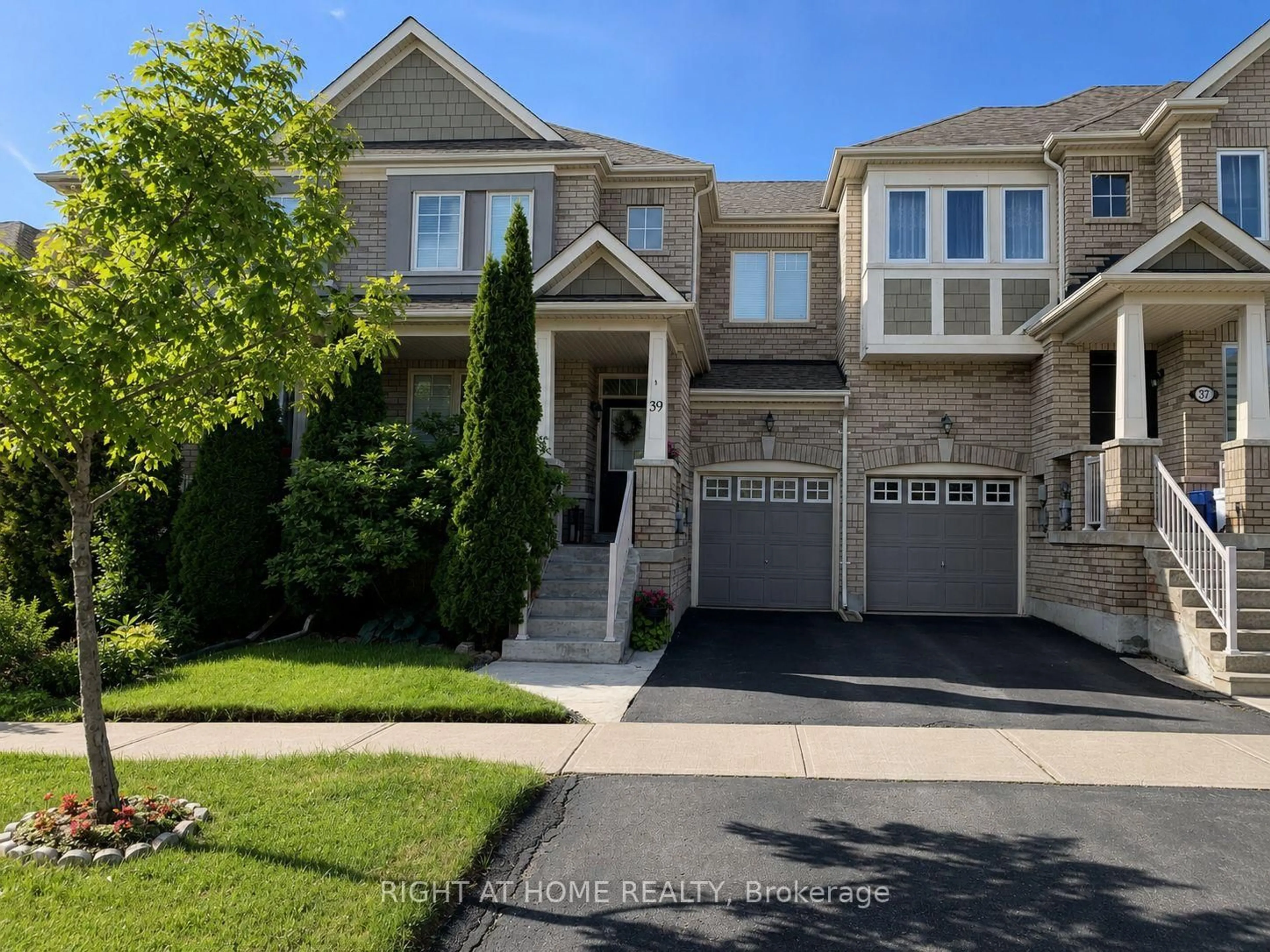 Home with brick exterior material, street for 39 Pexton Ave, Richmond Hill Ontario L4E 4Y4