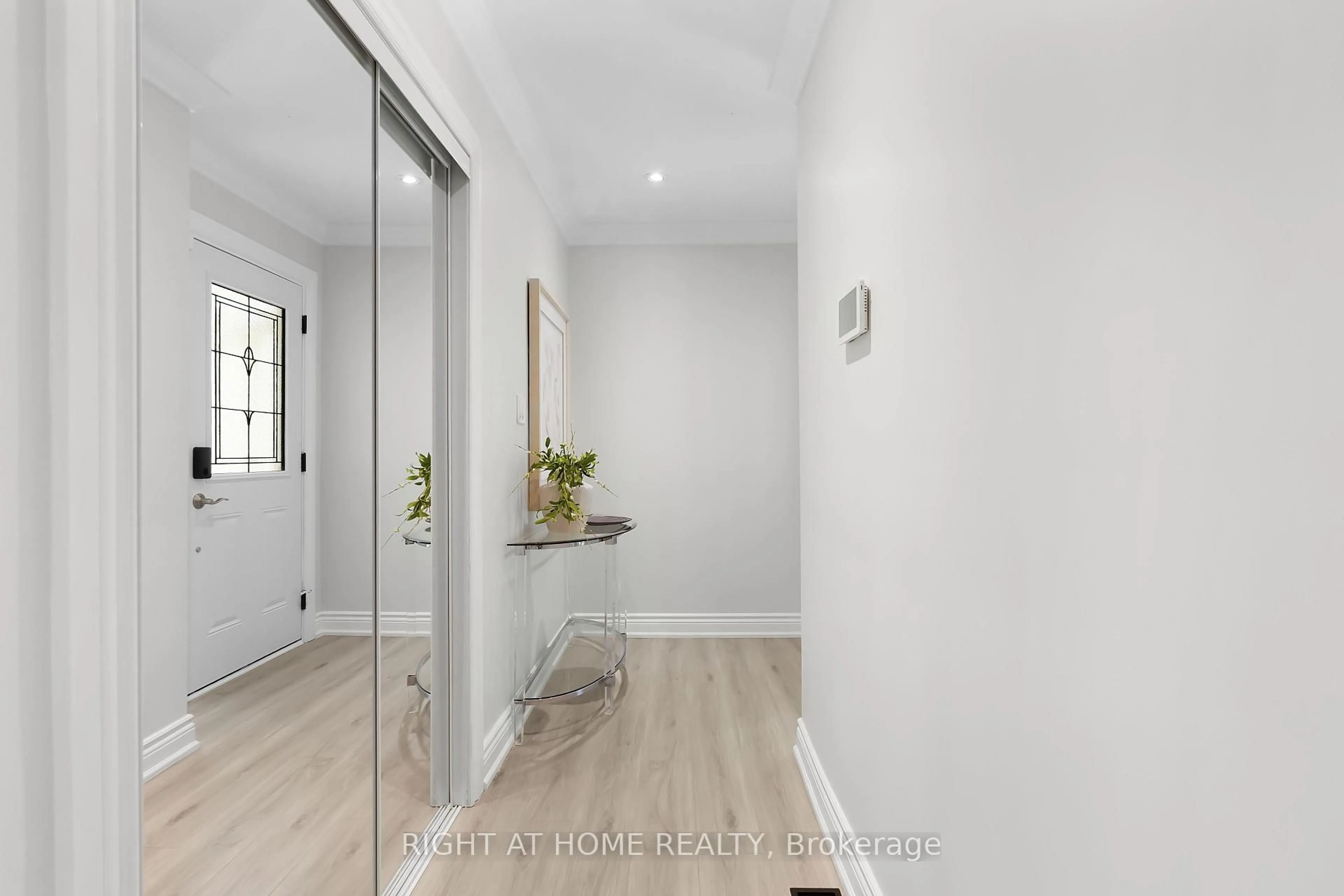 Indoor entryway for 229 Billings Cres, Newmarket Ontario L3Y 7Y8