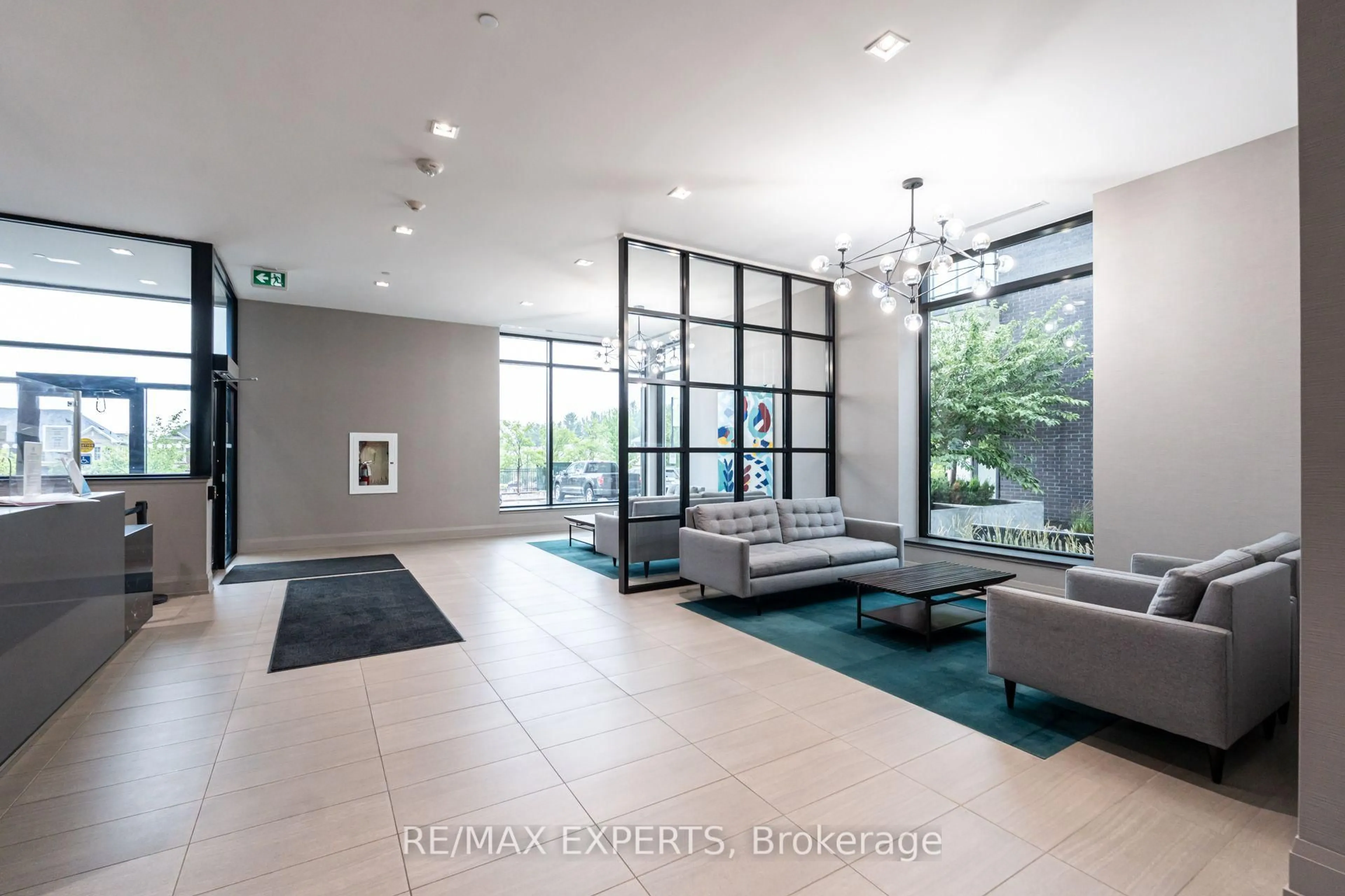 Indoor foyer for 555 William Graham Dr #121, Aurora Ontario L4G 3L1