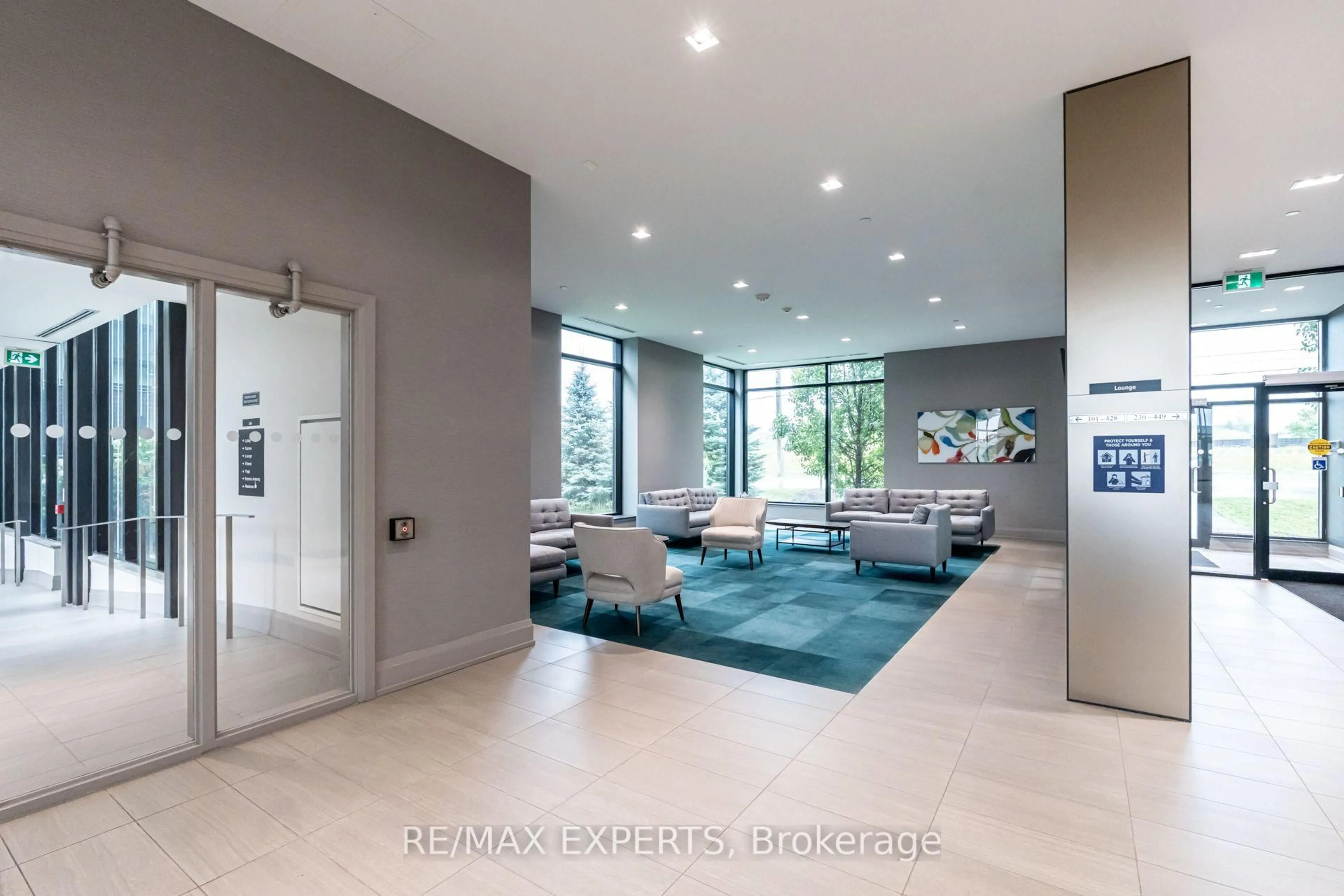 Indoor foyer for 555 William Graham Dr #121, Aurora Ontario L4G 3L1