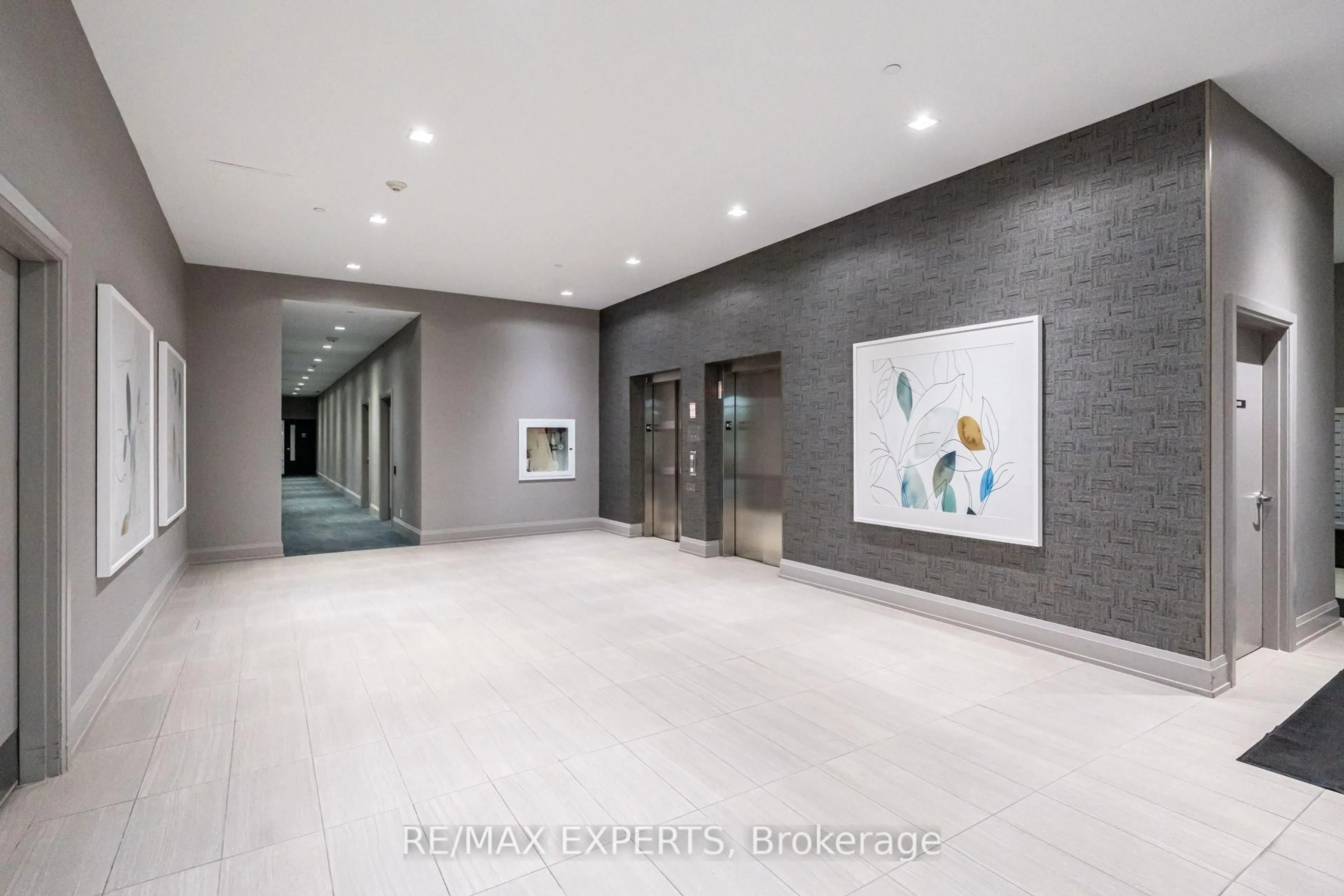 Indoor foyer for 555 William Graham Dr #121, Aurora Ontario L4G 3L1