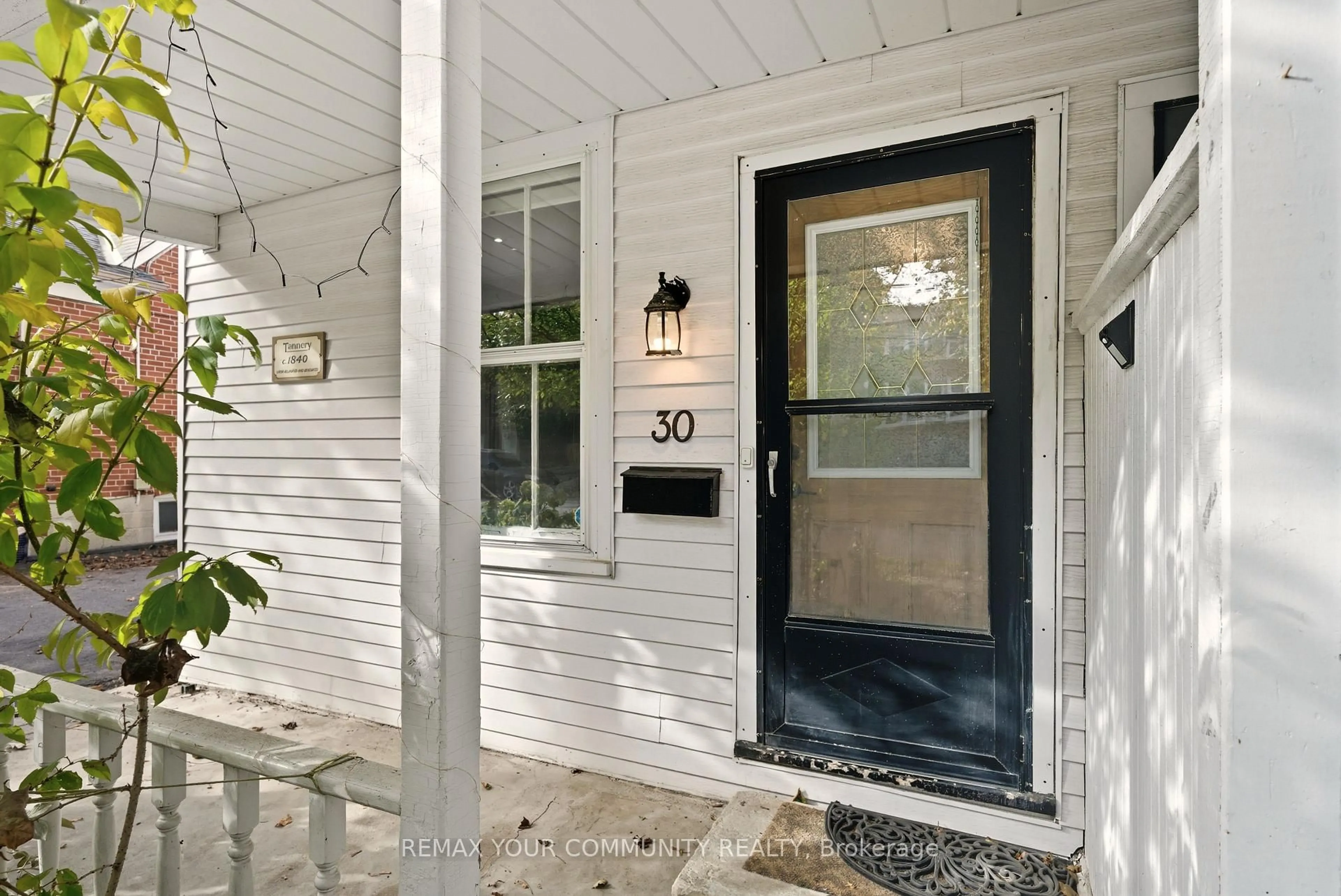 Indoor entryway for 30 Elizabeth St, Richmond Hill Ontario L4C 3V4