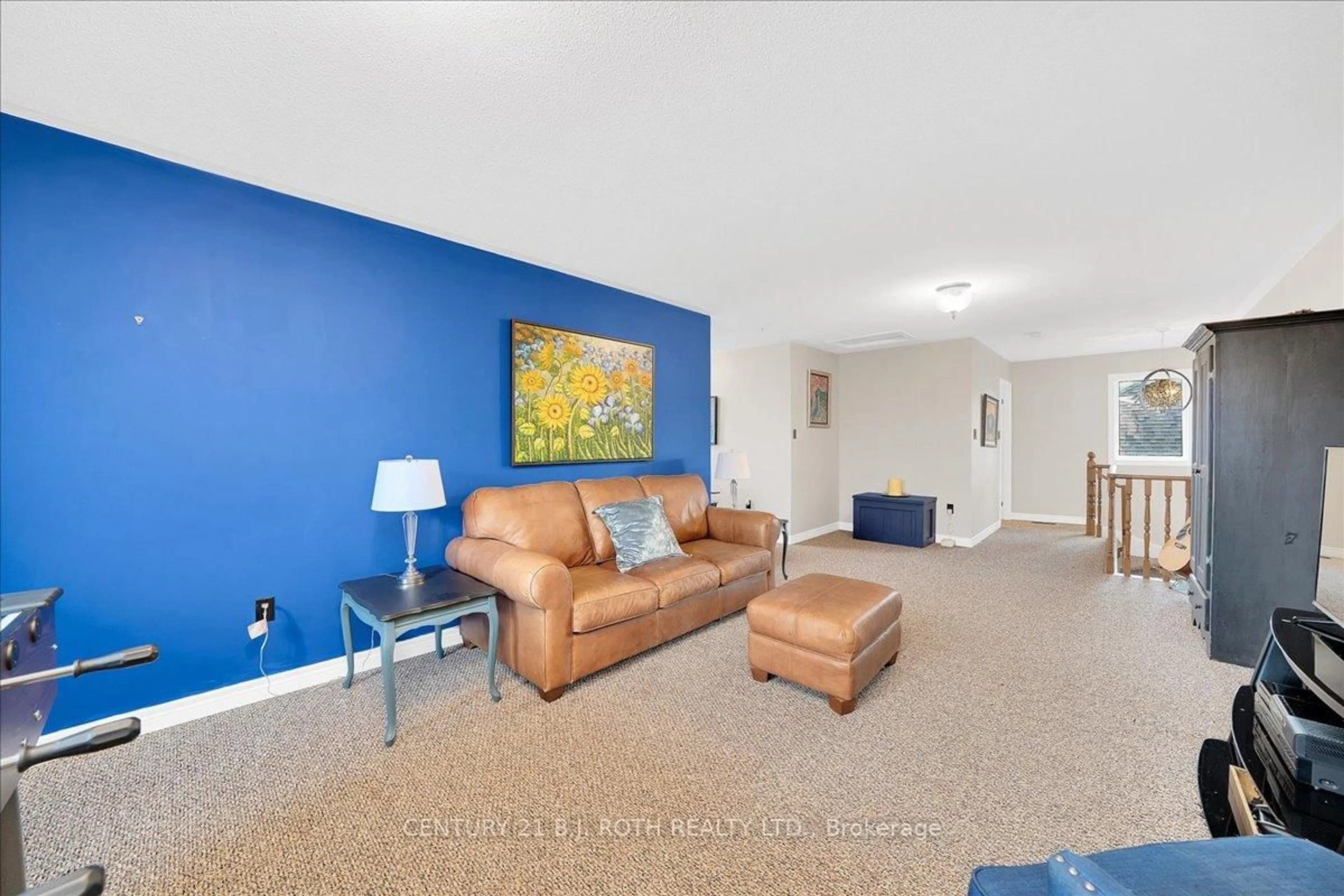 Living room with furniture, unknown for 142 Wheeler Cres, Whitchurch-Stouffville Ontario L4A 1K2