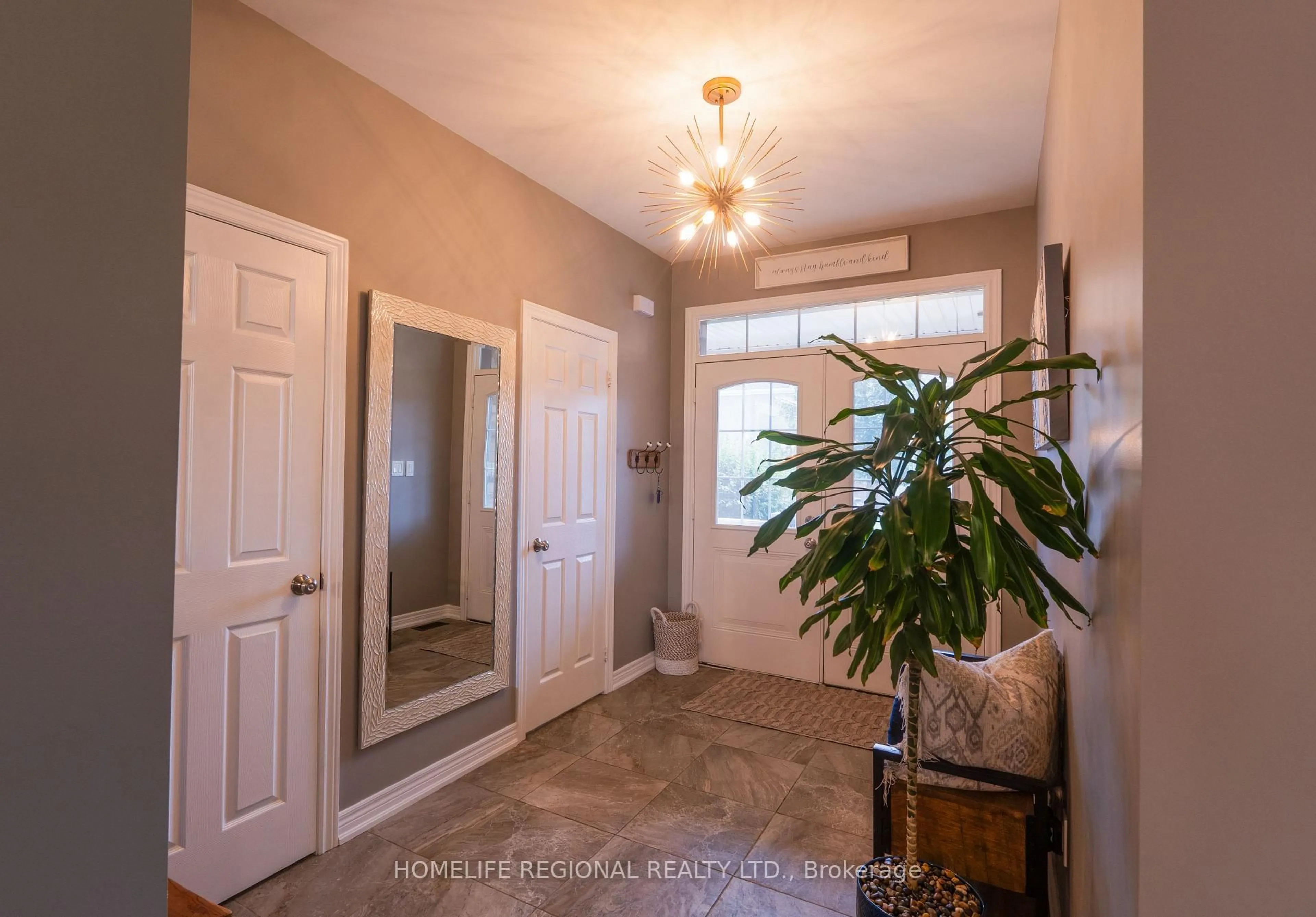 Indoor entryway for 37 Turner Dr, New Tecumseth Ontario L0G 1W0