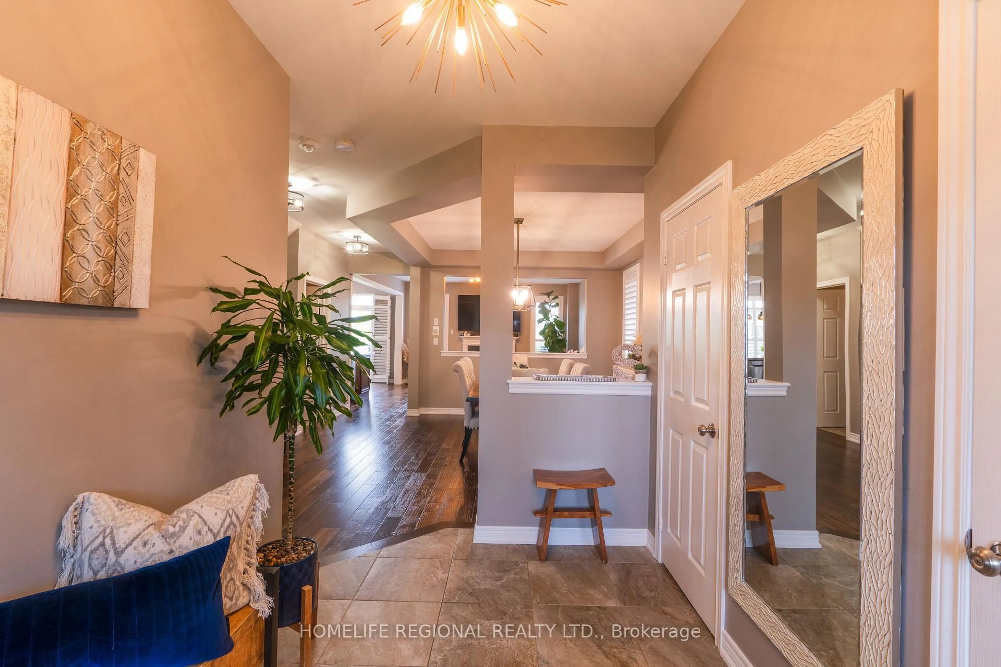 Indoor entryway for 37 Turner Dr, New Tecumseth Ontario L0G 1W0
