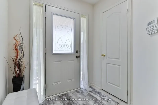 15 Robertdale Crt, Whitchurch-Stouffville 4
