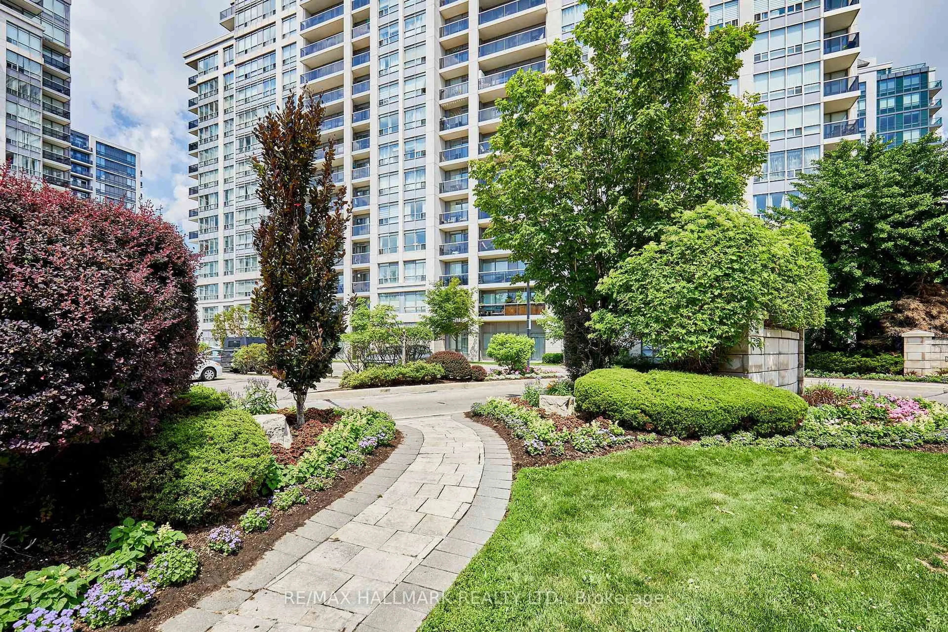 Patio, street for 60 Disera Dr #307, Vaughan Ontario L4J 9G1