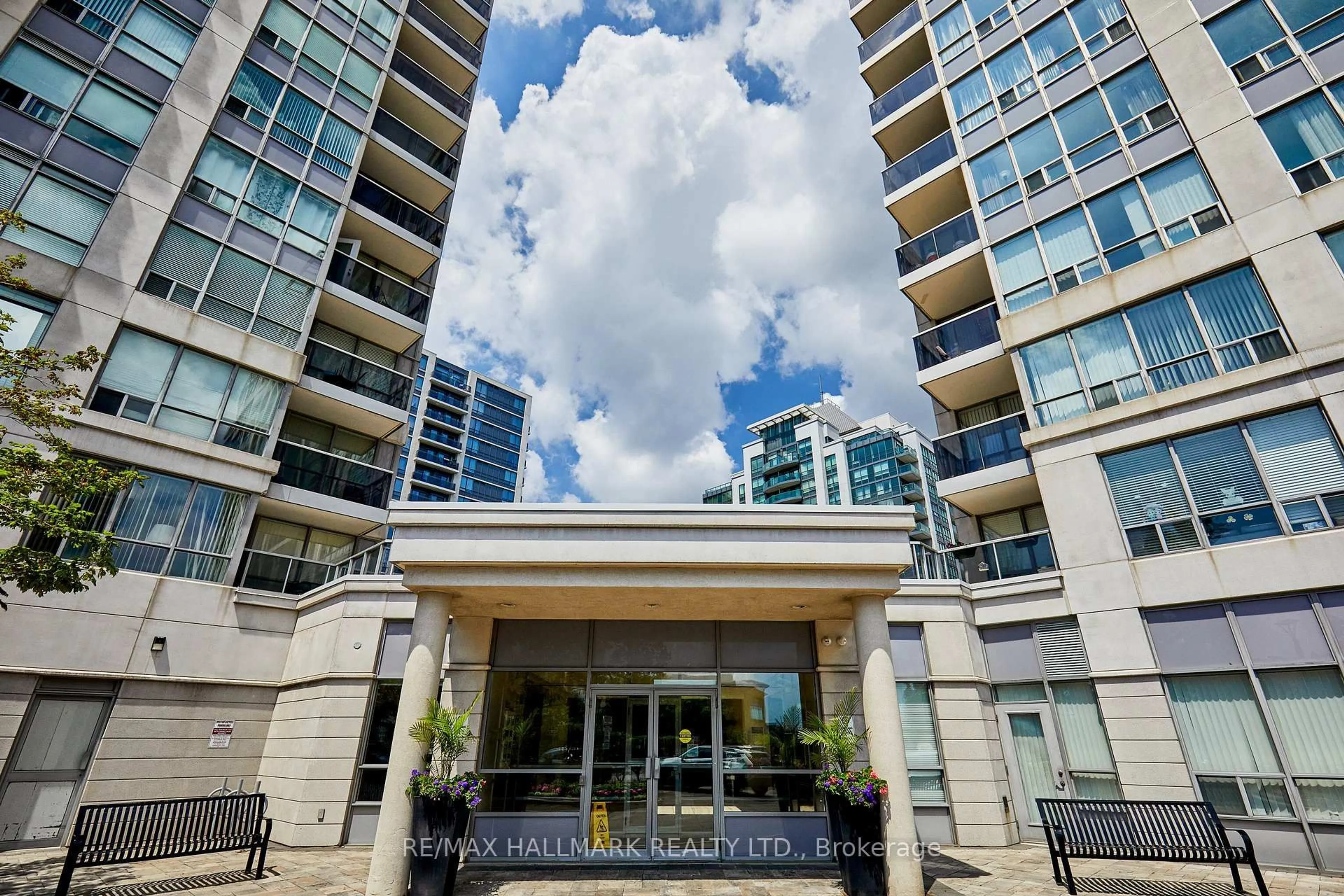 Indoor foyer for 60 Disera Dr #307, Vaughan Ontario L4J 9G1