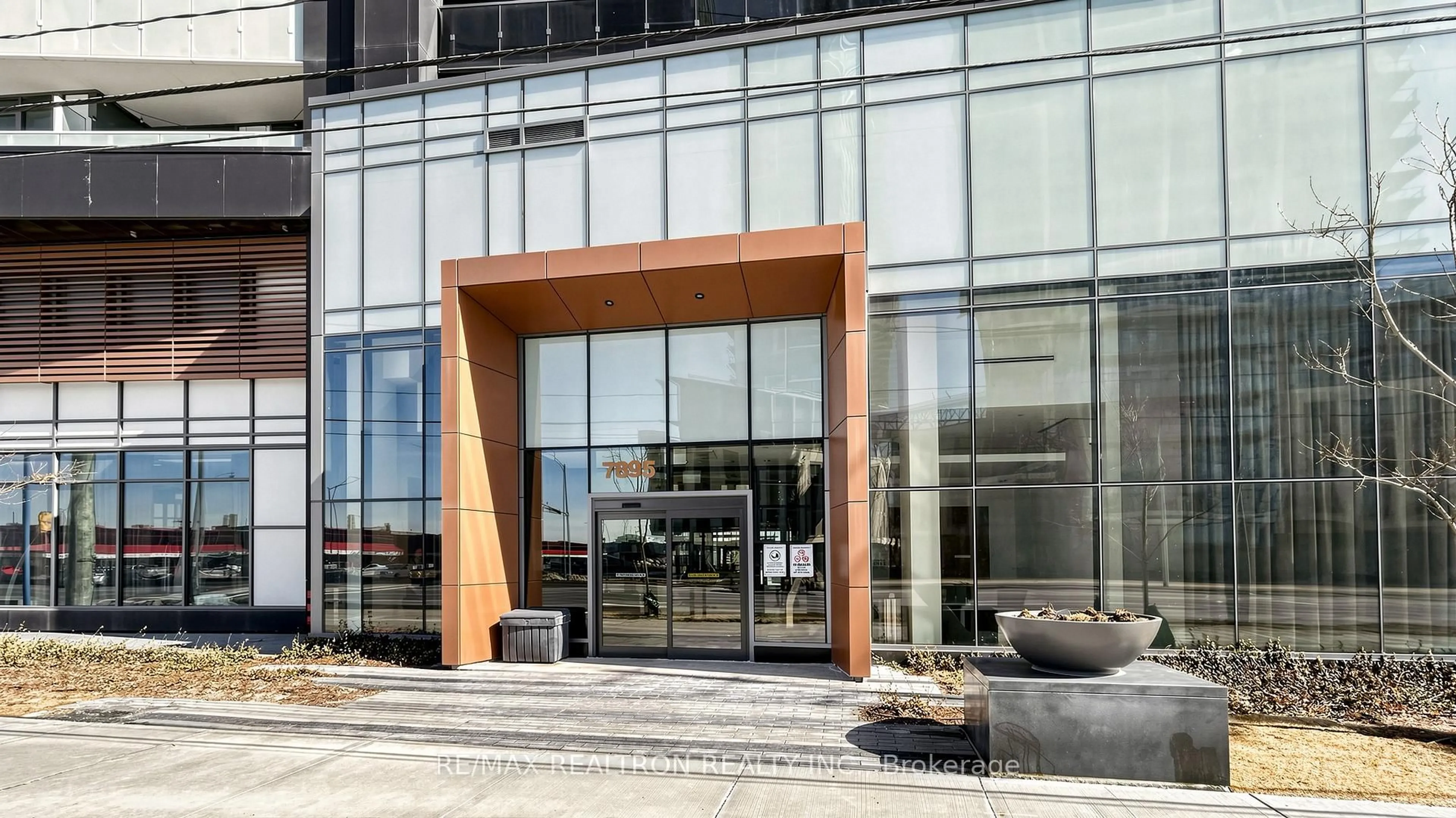 Indoor foyer for 7895 Jane St #1914, Vaughan Ontario L4K 0K2