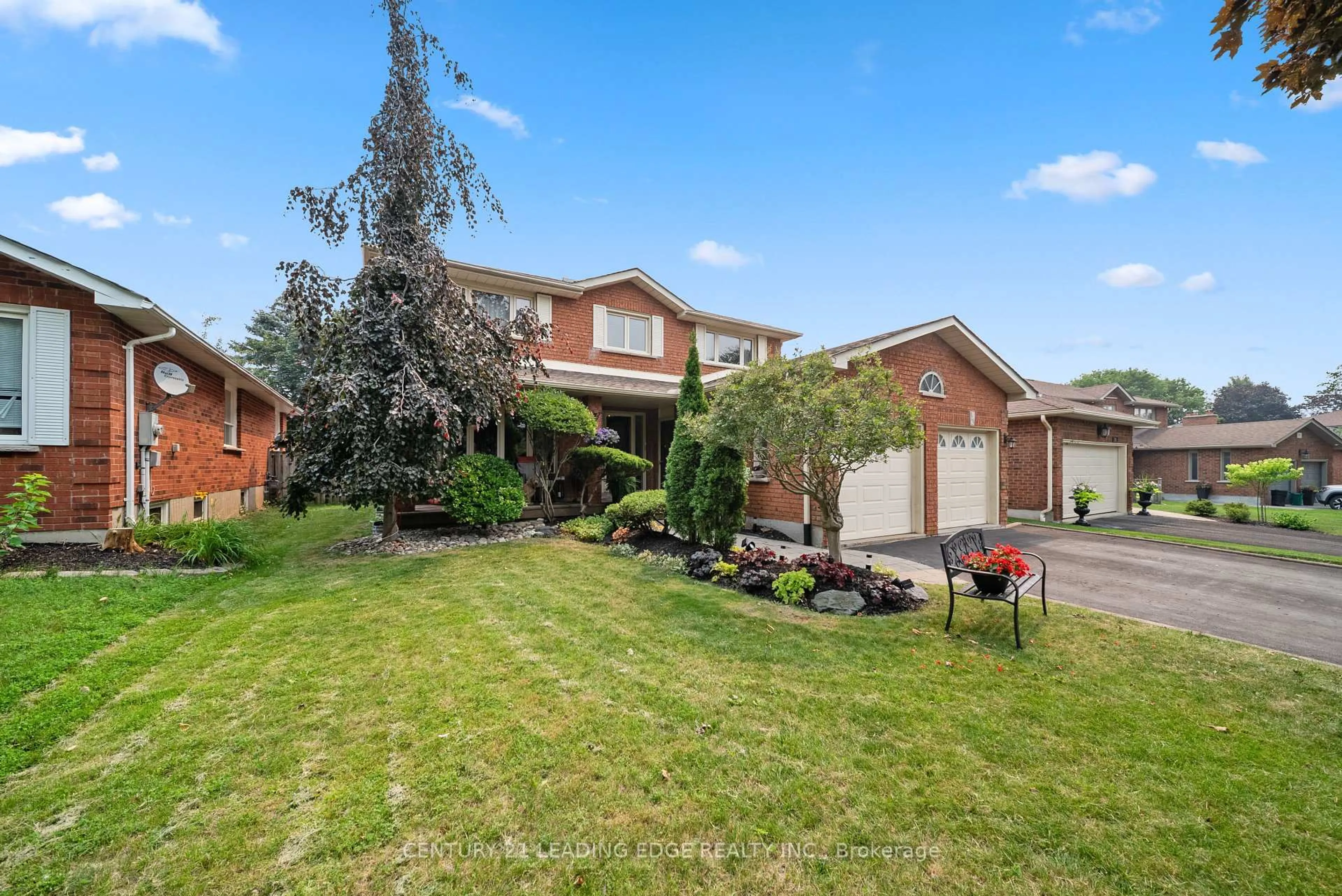 A pic from outside/outdoor area/front of a property/back of a property/a pic from drone, street for 135 Aspen Cres, Whitchurch-Stouffville Ontario L4A 5C8