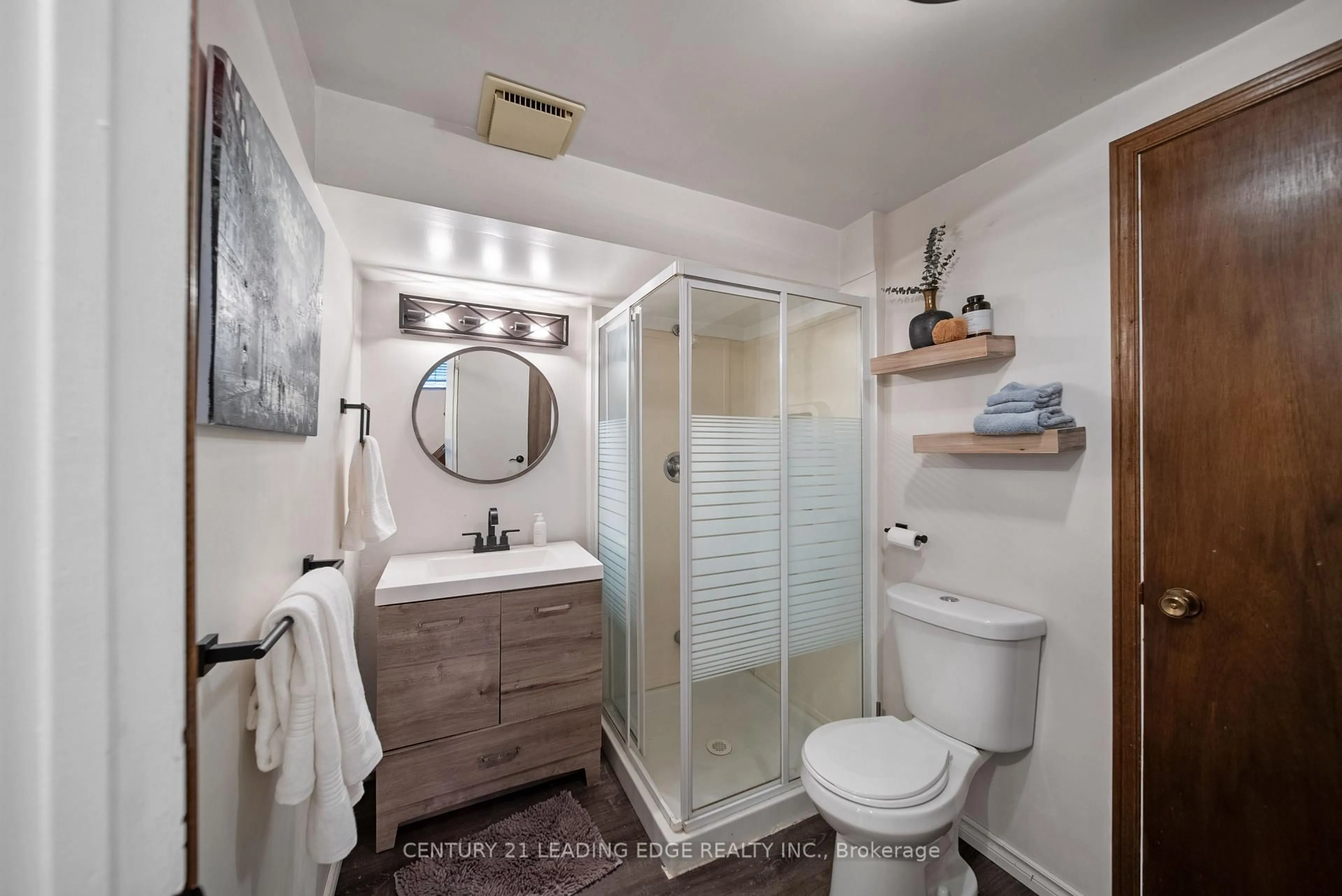 Standard bathroom, ceramic/tile floor for 135 Aspen Cres, Whitchurch-Stouffville Ontario L4A 5C8