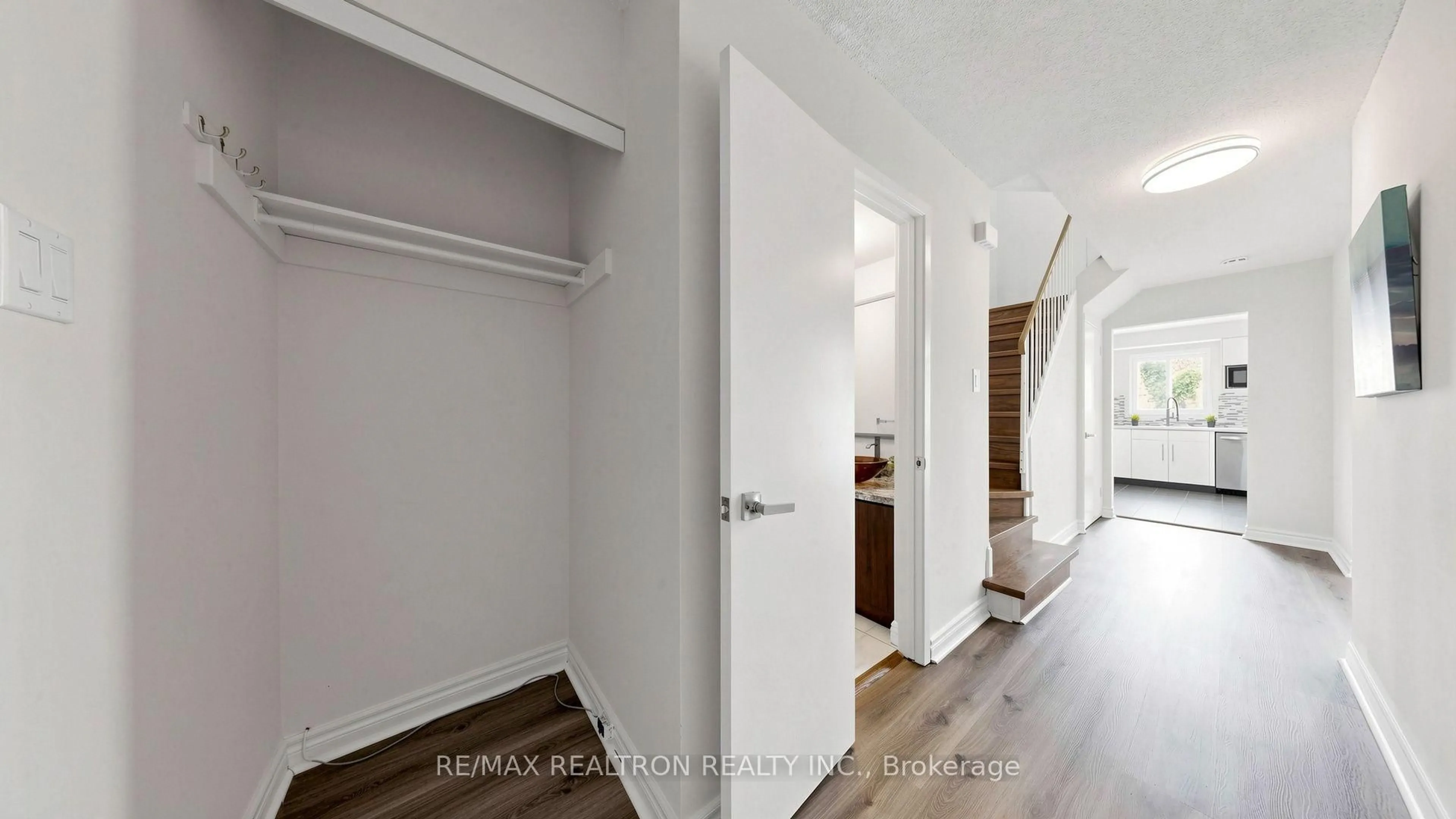 Indoor entryway for 64 Dunbar Cres, Markham Ontario L3R 6W6