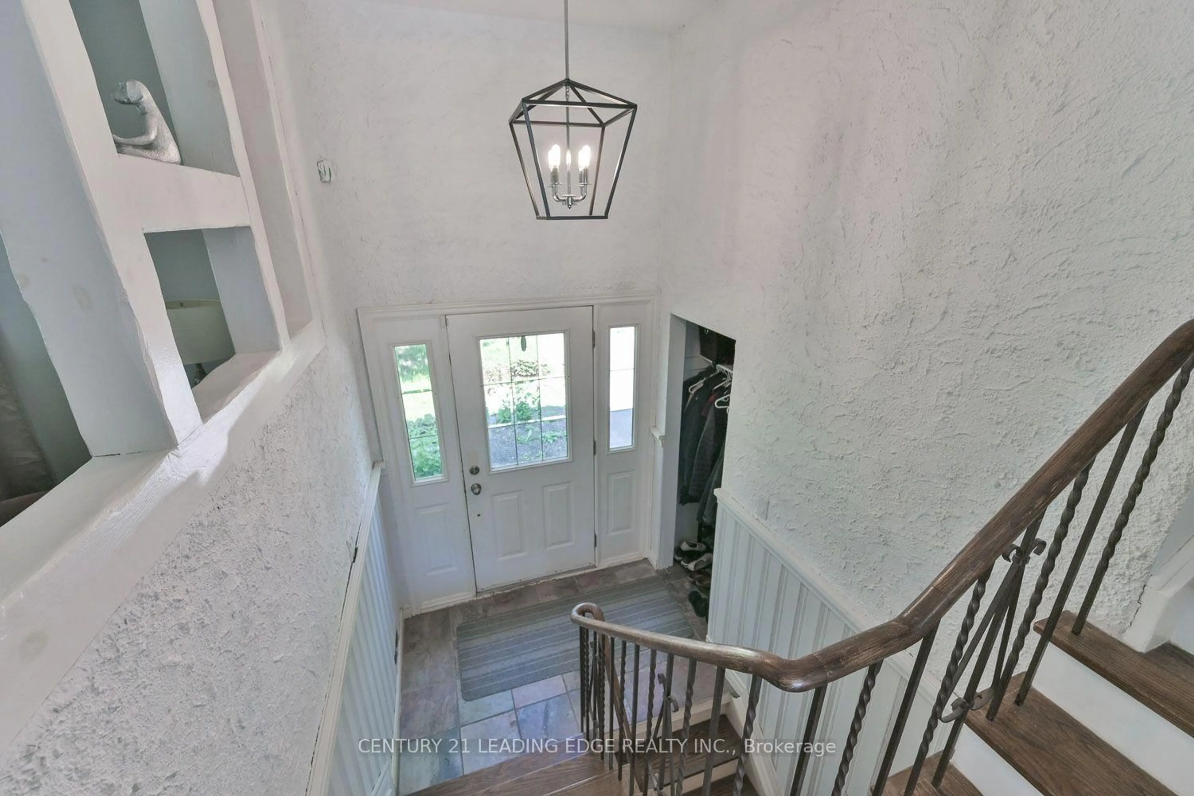 Indoor entryway for 21 Jonathan St, Uxbridge Ontario L9P 1B6