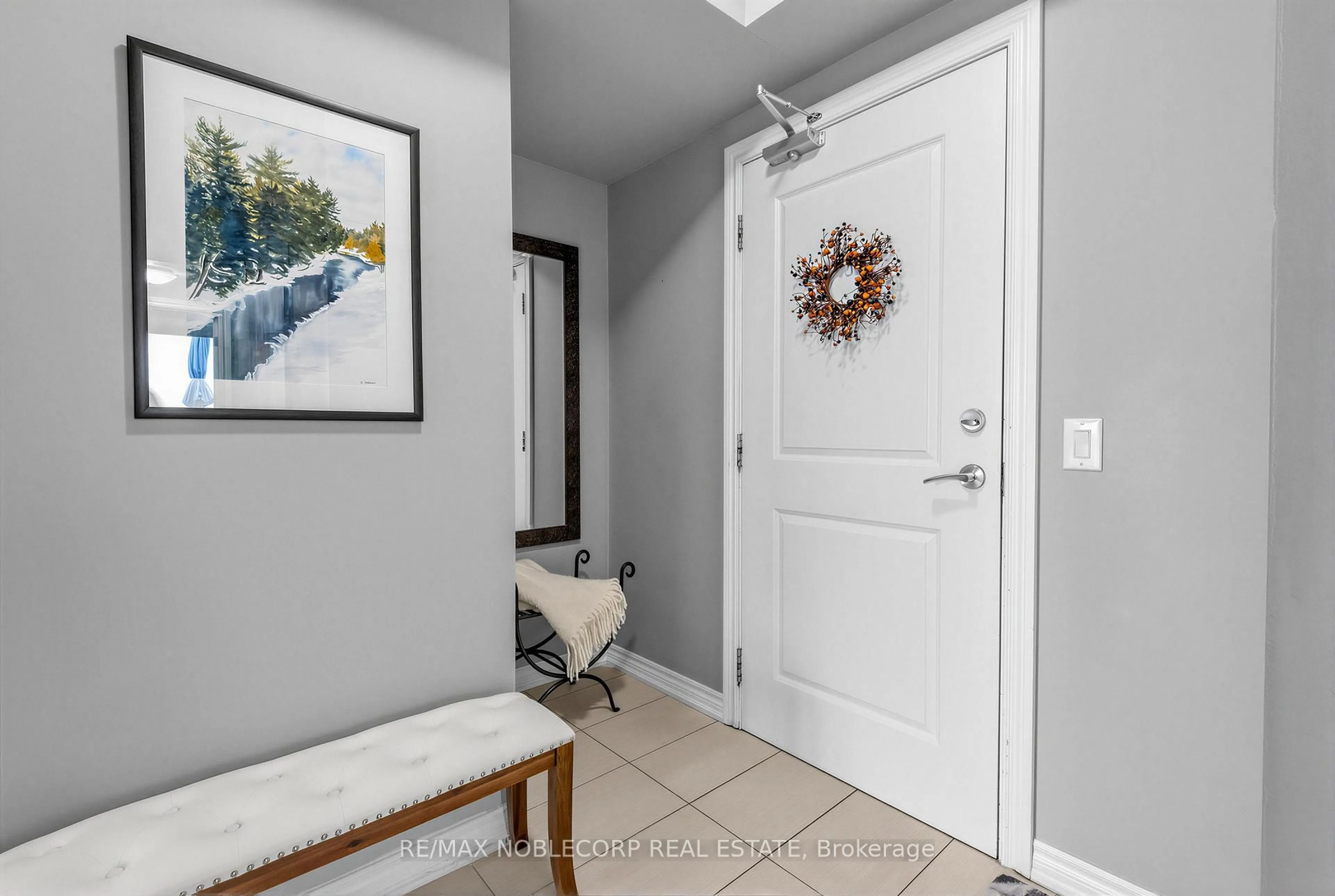 Indoor entryway for 7730 Kipling Ave #610, Vaughan Ontario L4L 1Y9
