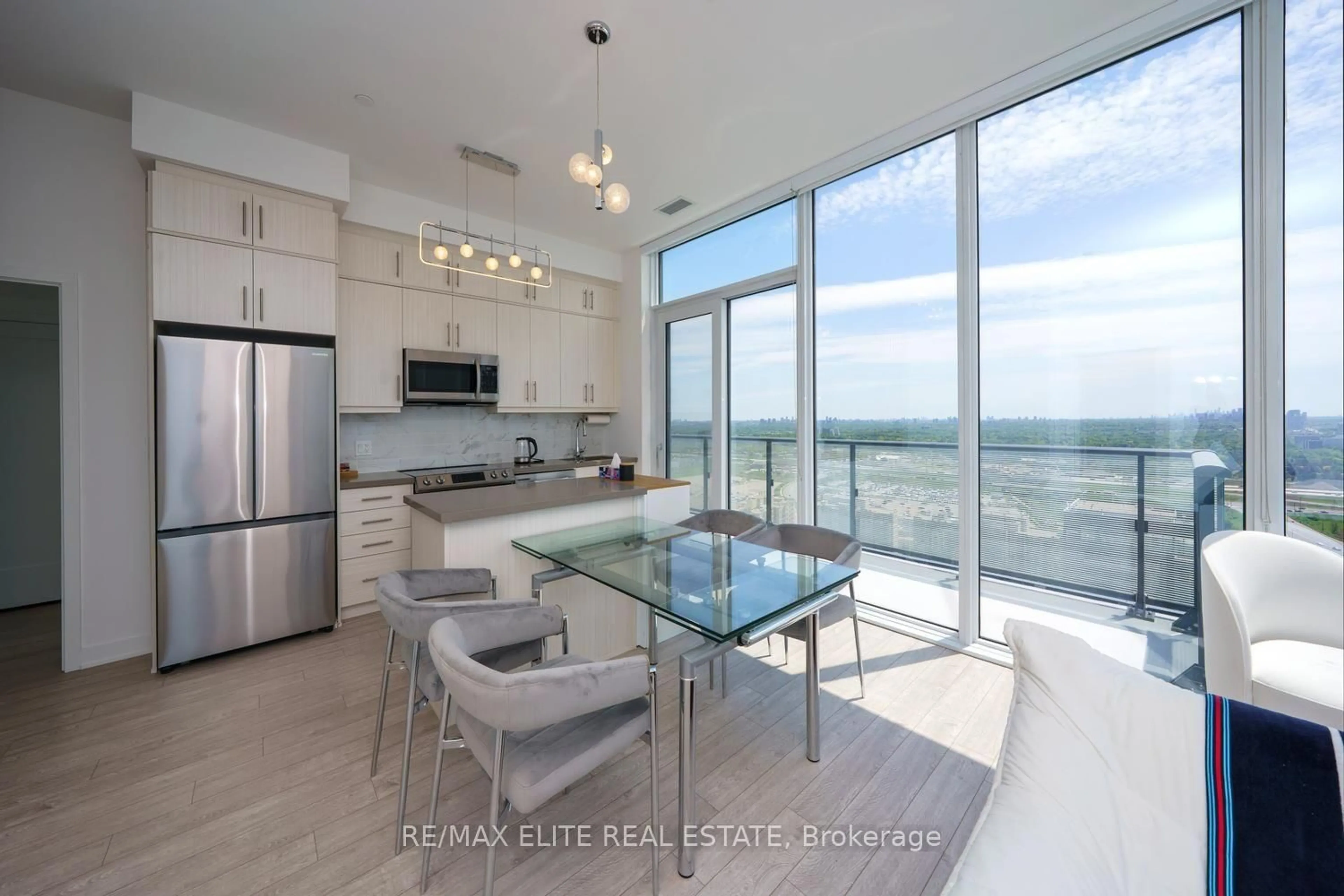 Open concept kitchen, unknown for 105 Oneida Cres #PH 10, Richmond Hill Ontario L4B 0H6