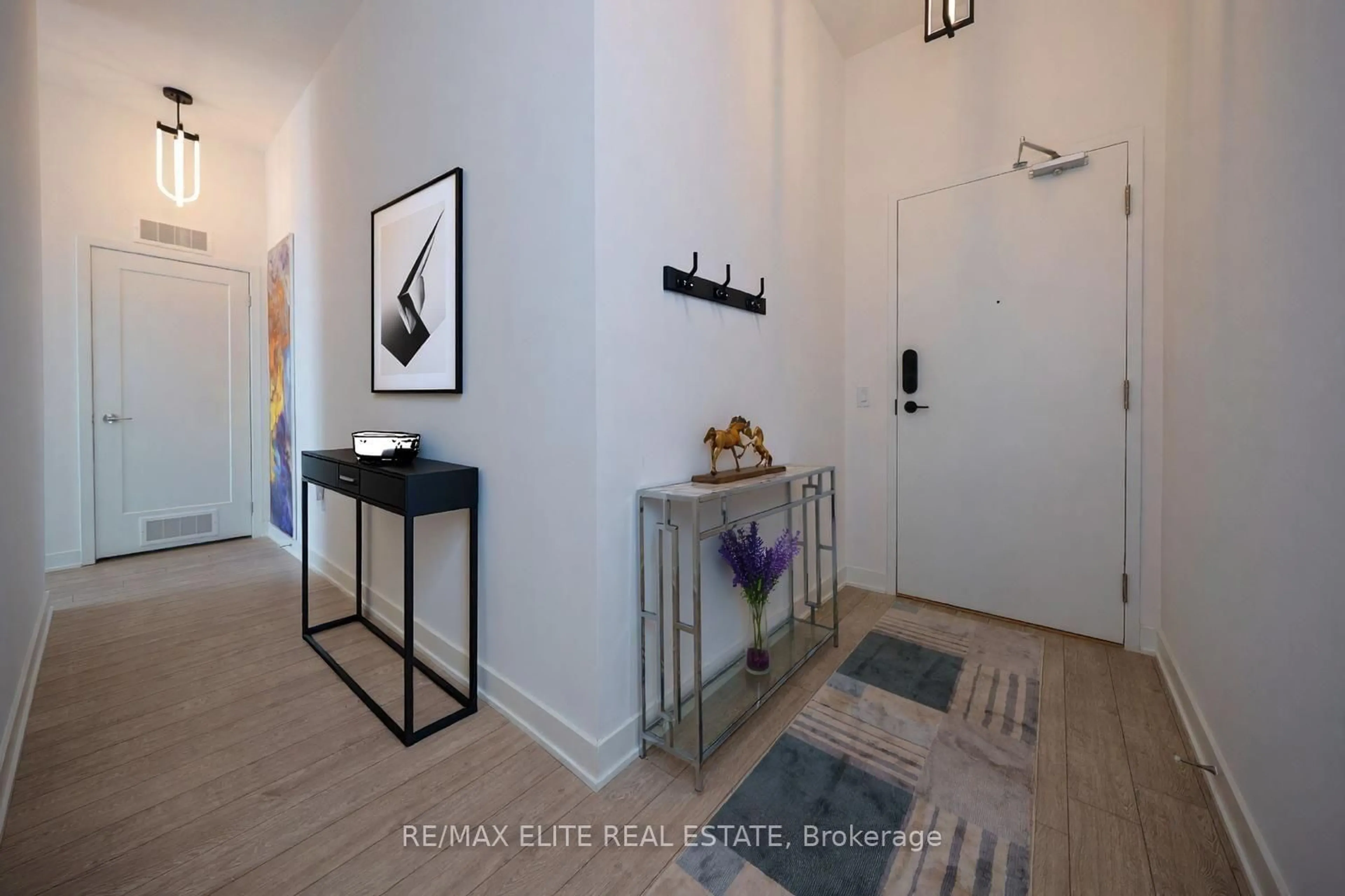 Indoor entryway for 105 Oneida Cres #PH 10, Richmond Hill Ontario L4B 0H6
