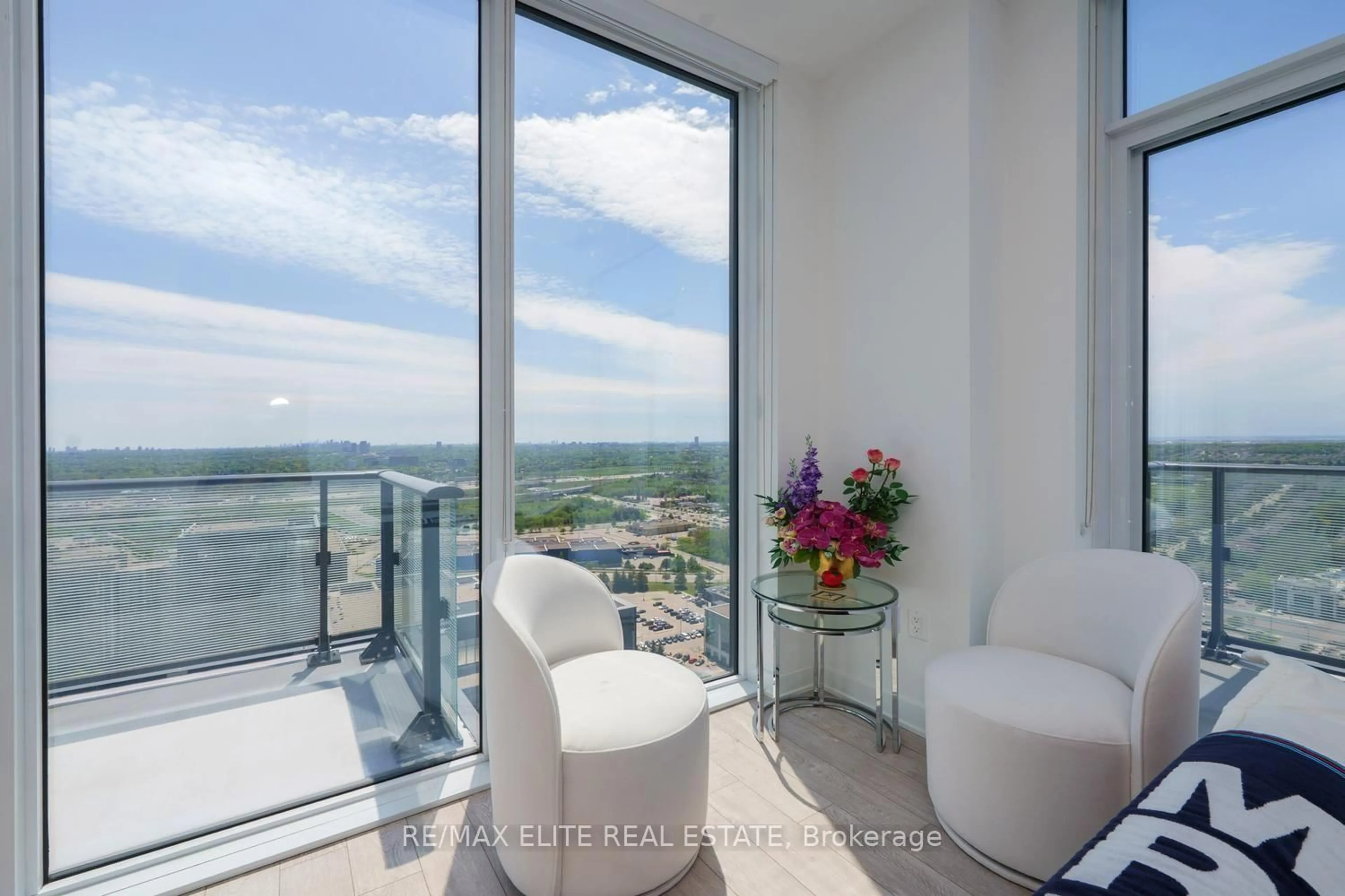 Balcony in the apartment, water/lake/river/ocean view for 105 Oneida Cres #PH 10, Richmond Hill Ontario L4B 0H6