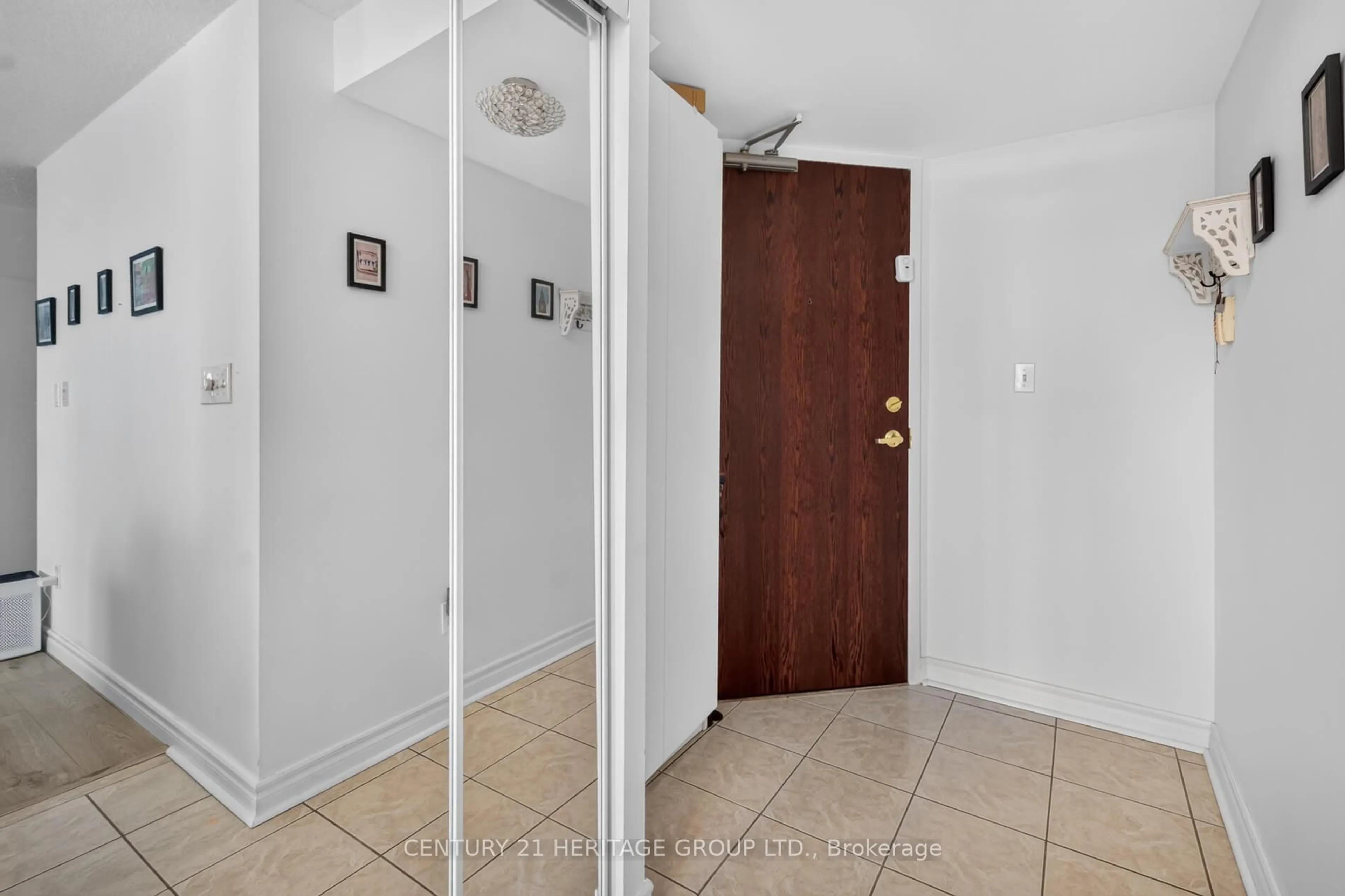 Indoor entryway for 39 Oneida Cres #1017, Richmond Hill Ontario L4B 4T9