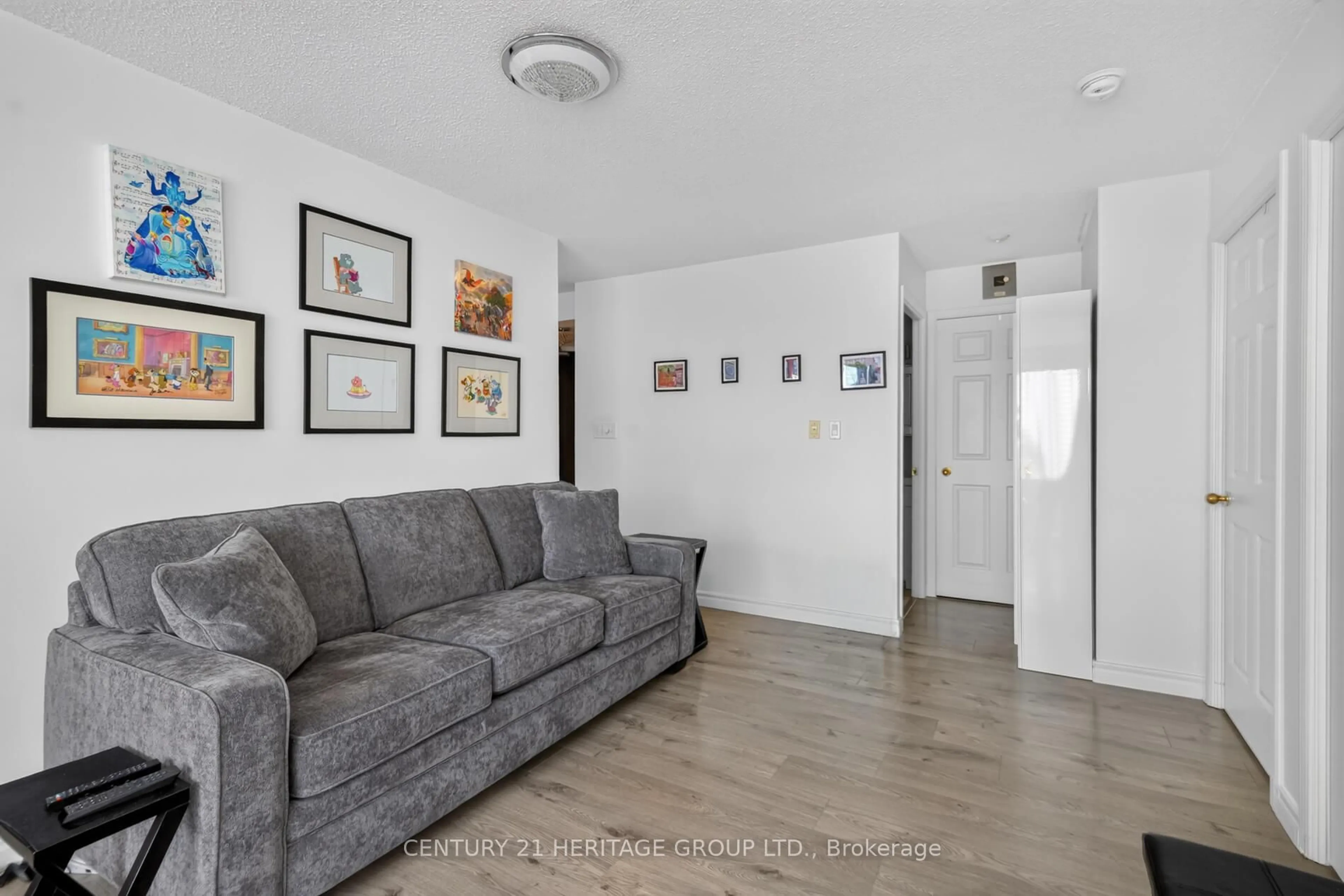 Living room with furniture, unknown for 39 Oneida Cres #1017, Richmond Hill Ontario L4B 4T9