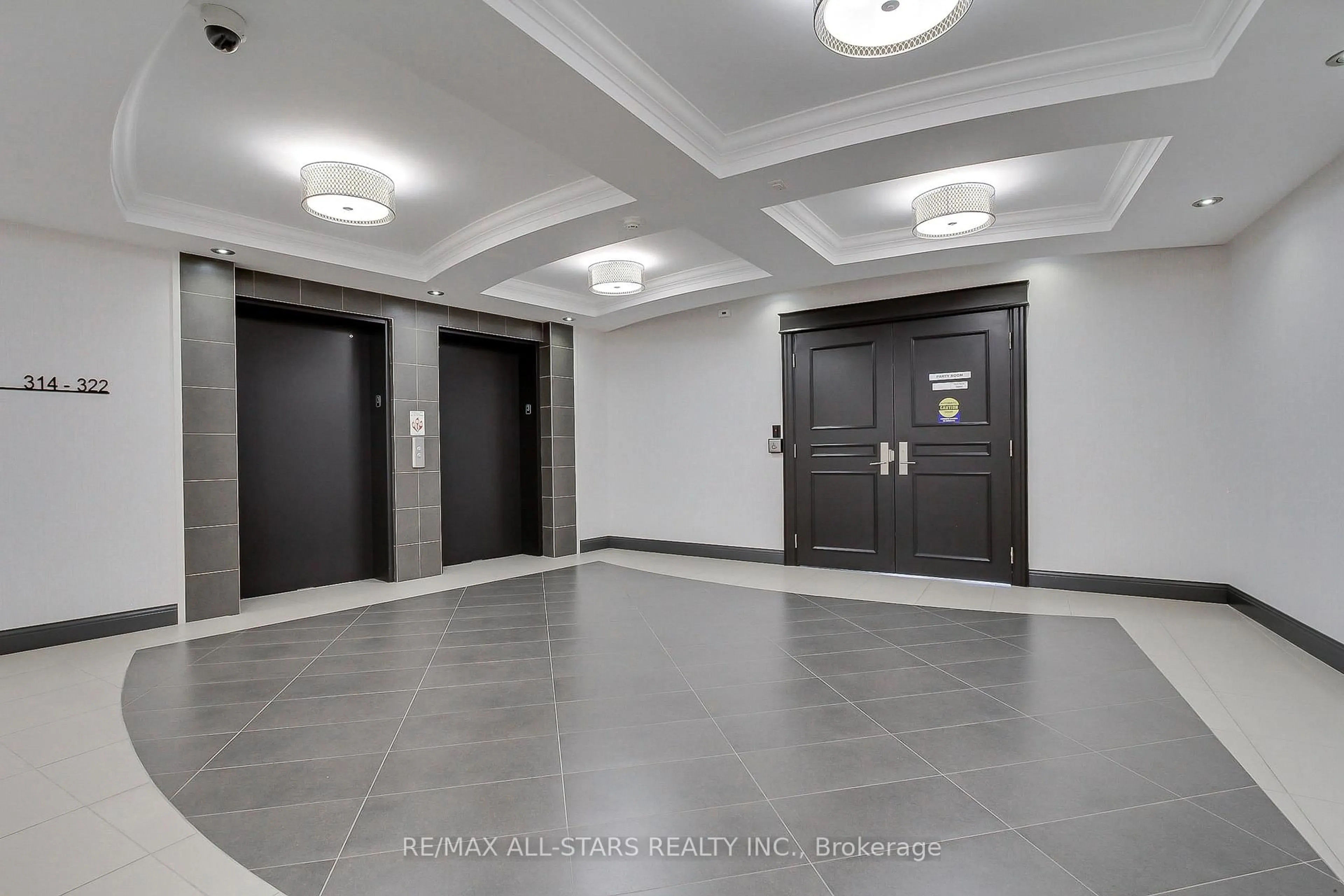 Indoor foyer for 35 Baker Hill Blvd #322, Whitchurch-Stouffville Ontario L4A 1P8
