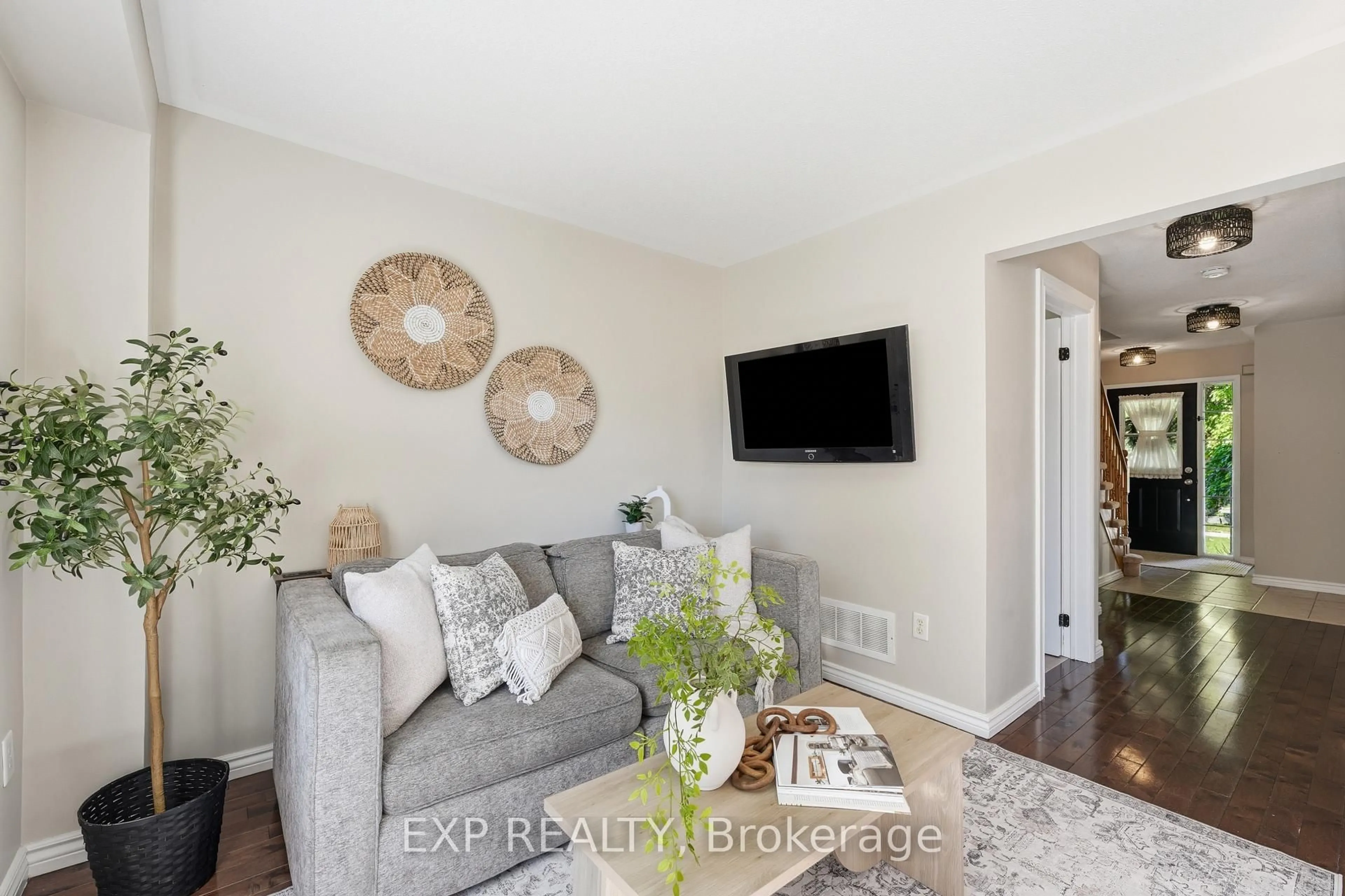 Living room with furniture, unknown for 3 Battenberg Crt, East Gwillimbury Ontario L0G 1M0