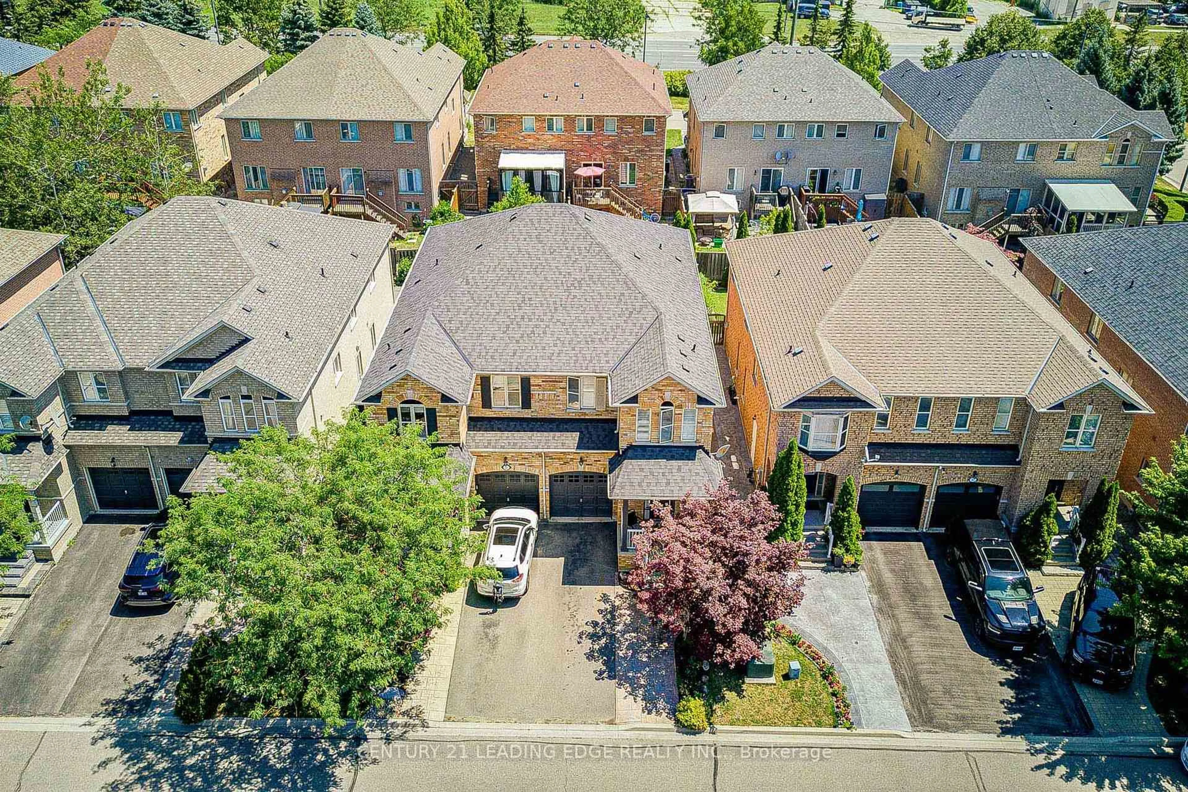 A pic from outside/outdoor area/front of a property/back of a property/a pic from drone, street for 21 Treasure Hill Rd, Vaughan Ontario L6A 0A6