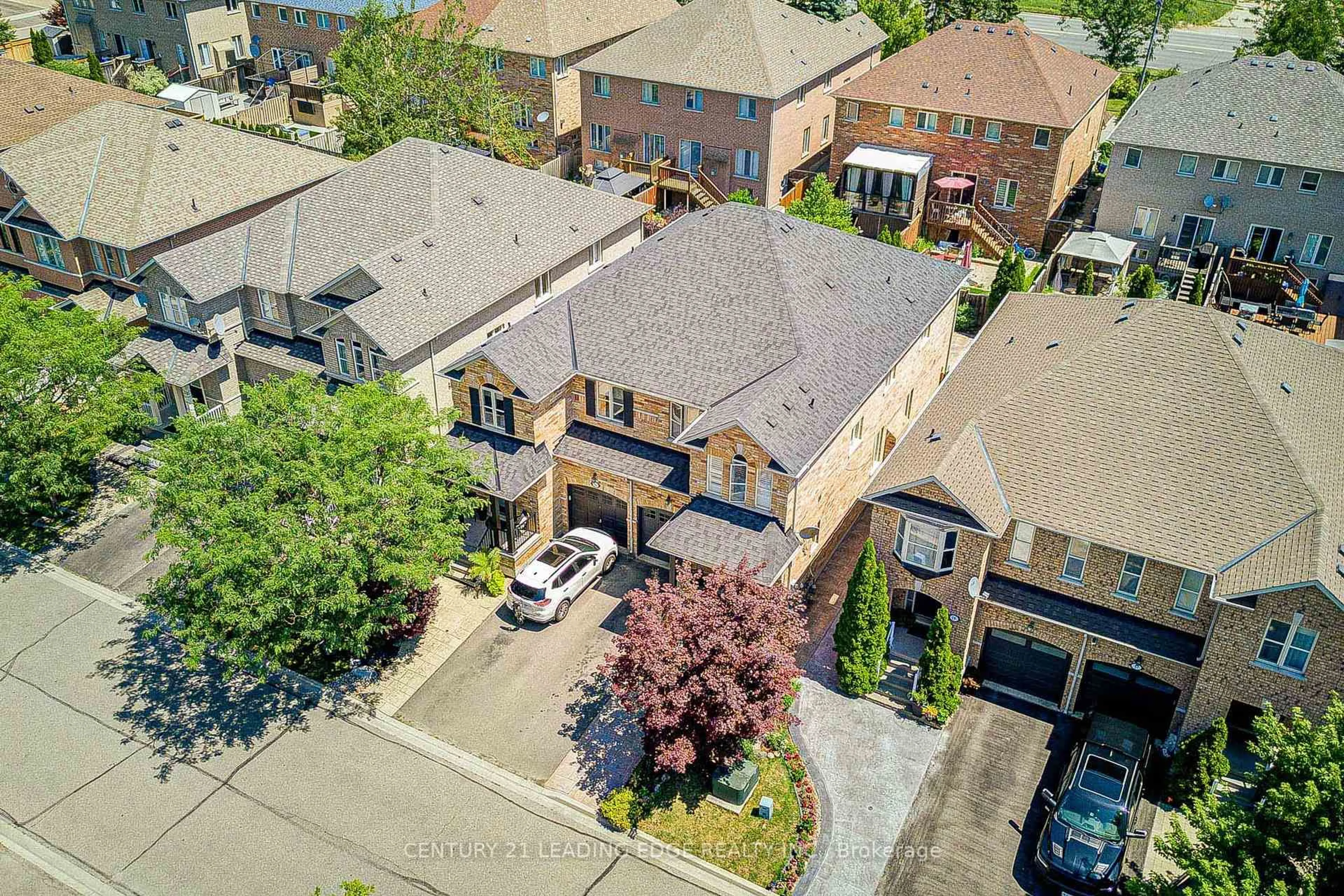 A pic from outside/outdoor area/front of a property/back of a property/a pic from drone, street for 21 Treasure Hill Rd, Vaughan Ontario L6A 0A6
