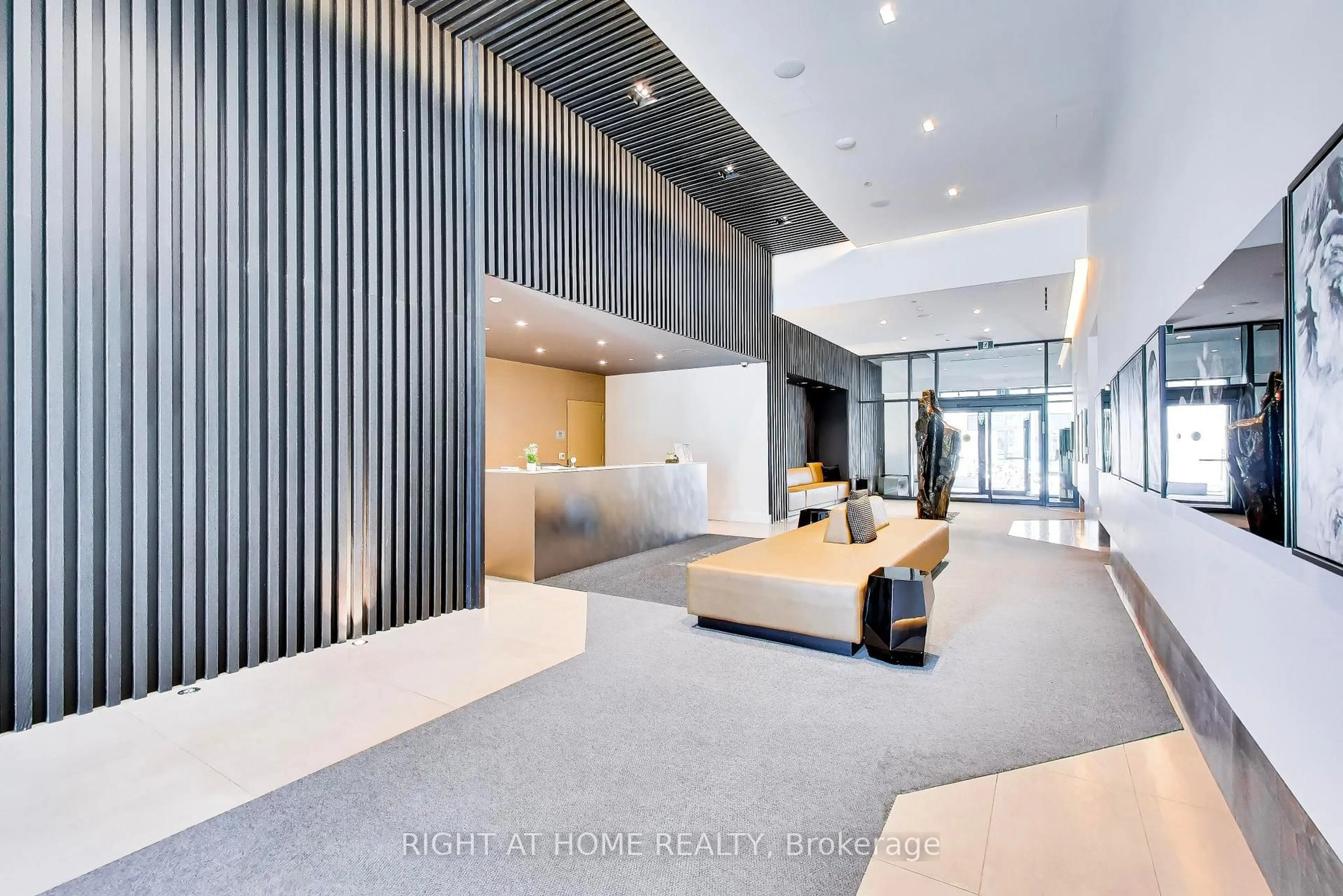 Indoor foyer for 8868 Yonge St #208E, Richmond Hill Ontario L4C 0T4