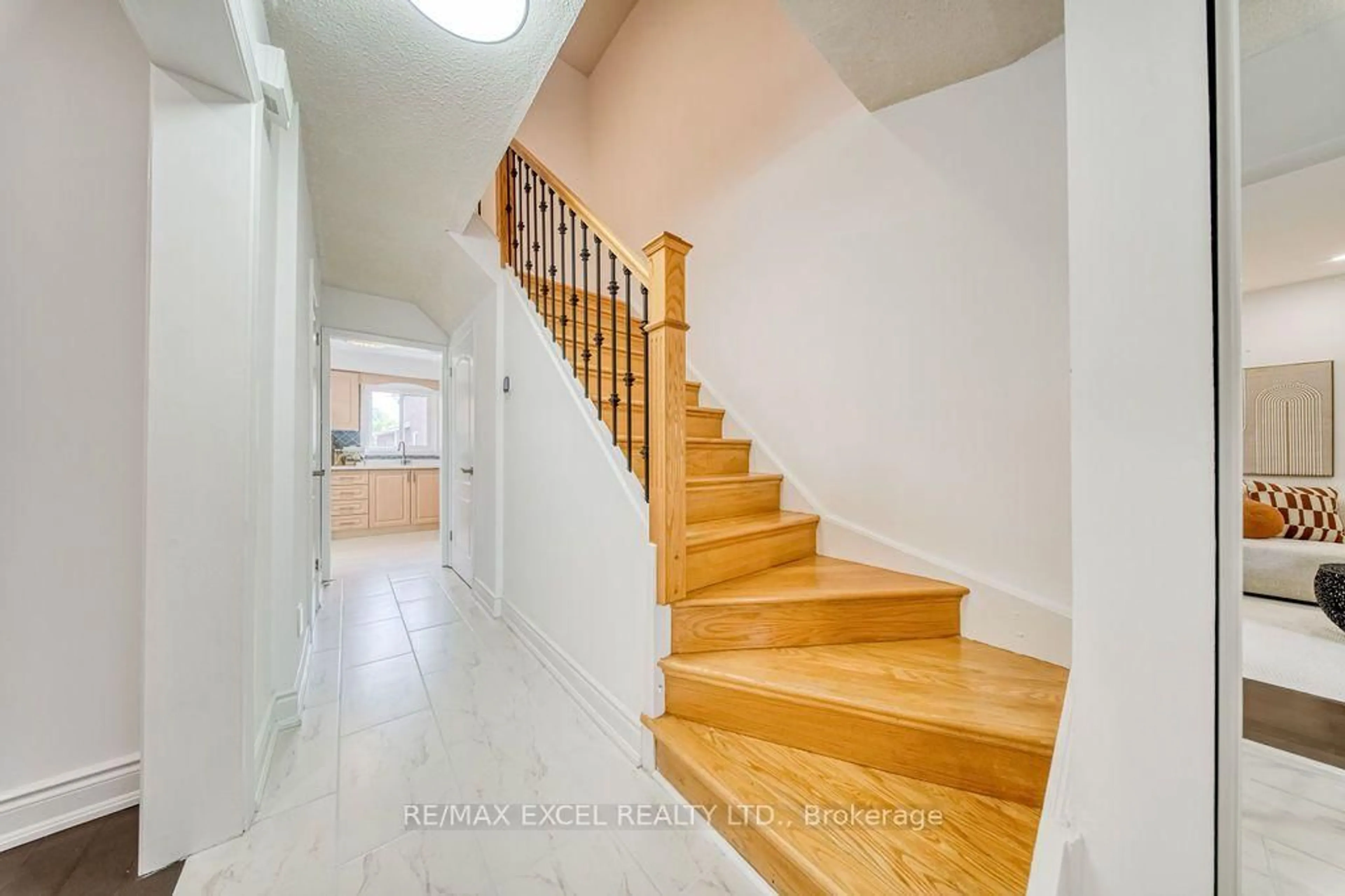 Stairs for 25 Barrington Cres, Markham Ontario L3R 3H2